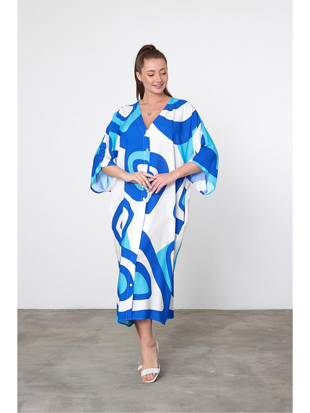 Kadın Beyaz Mavi Desenli Büyük Beden Düğmeli Gömlek Elbise HZL25S-VM19051