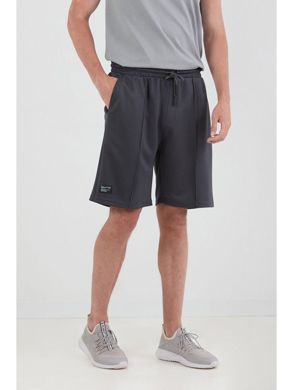 Gri Beli Lastikli Çimalı Cepli Şort