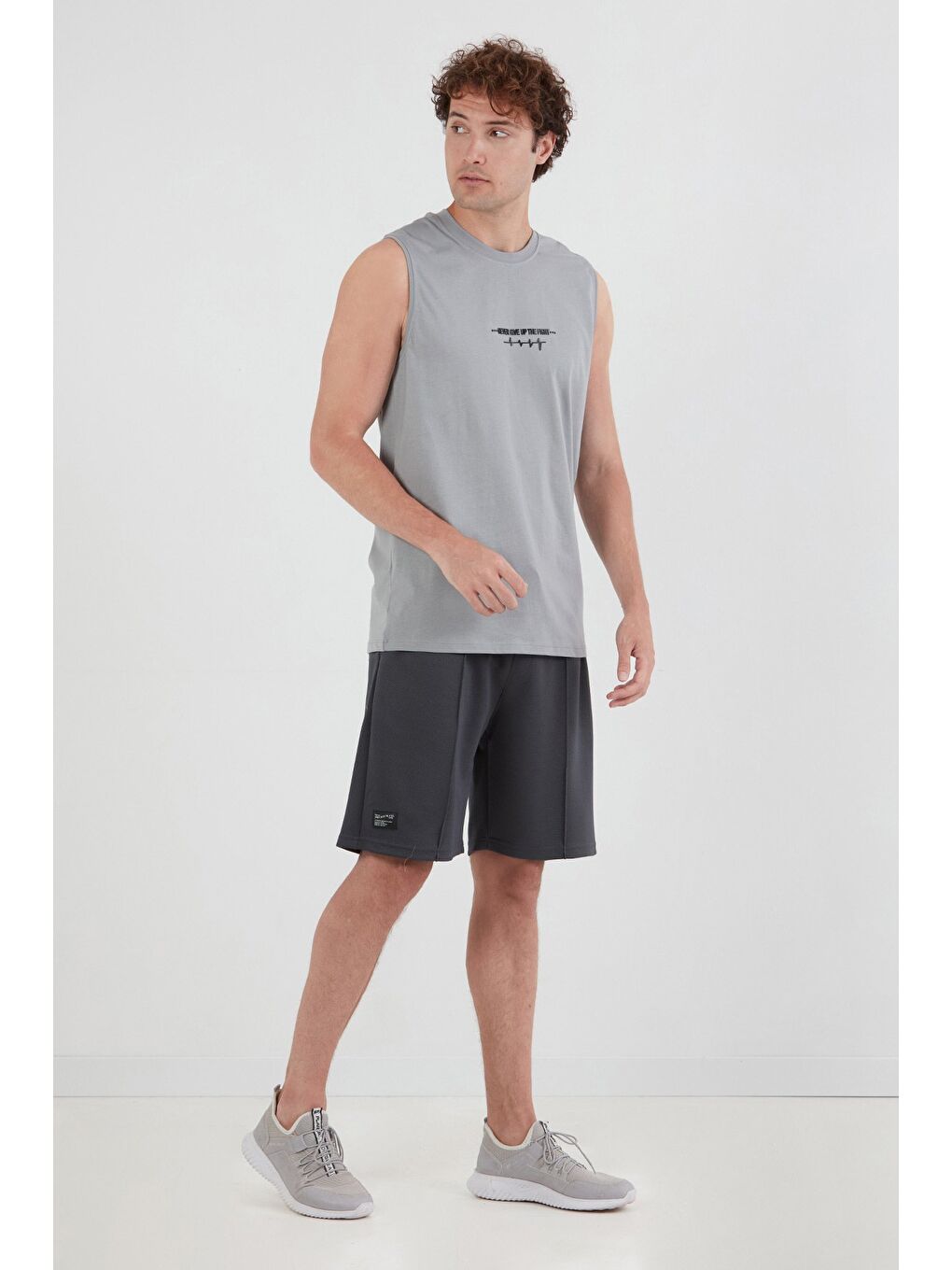 Gri Beli Lastikli Çimalı Cepli Şort-1