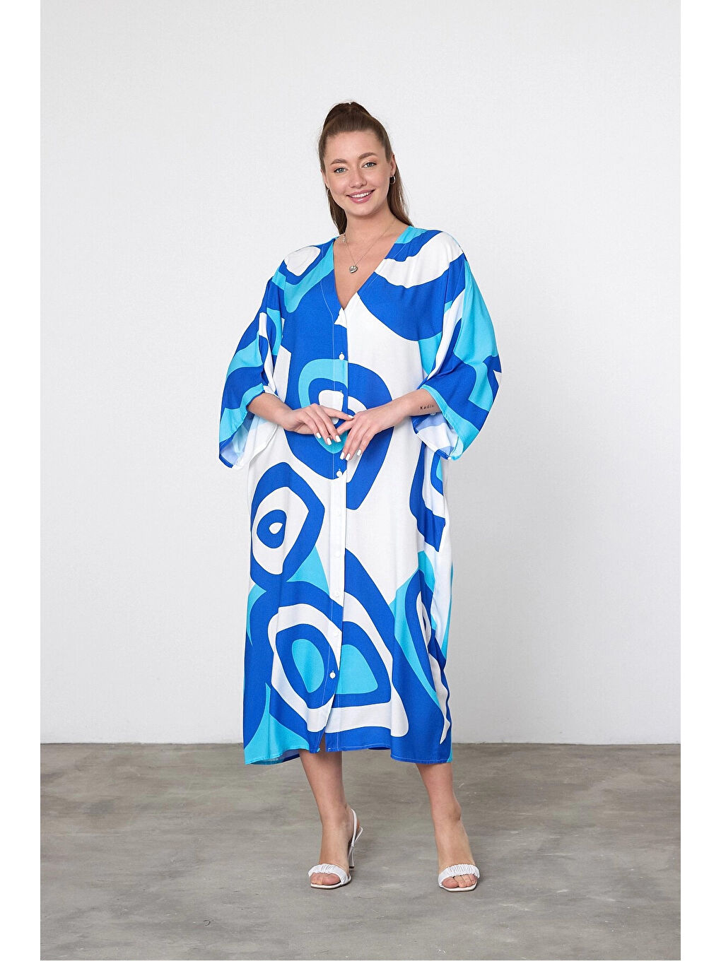 Kadın Beyaz Mavi Desenli Büyük Beden Düğmeli Gömlek Elbise HZL25S-VM19051-1