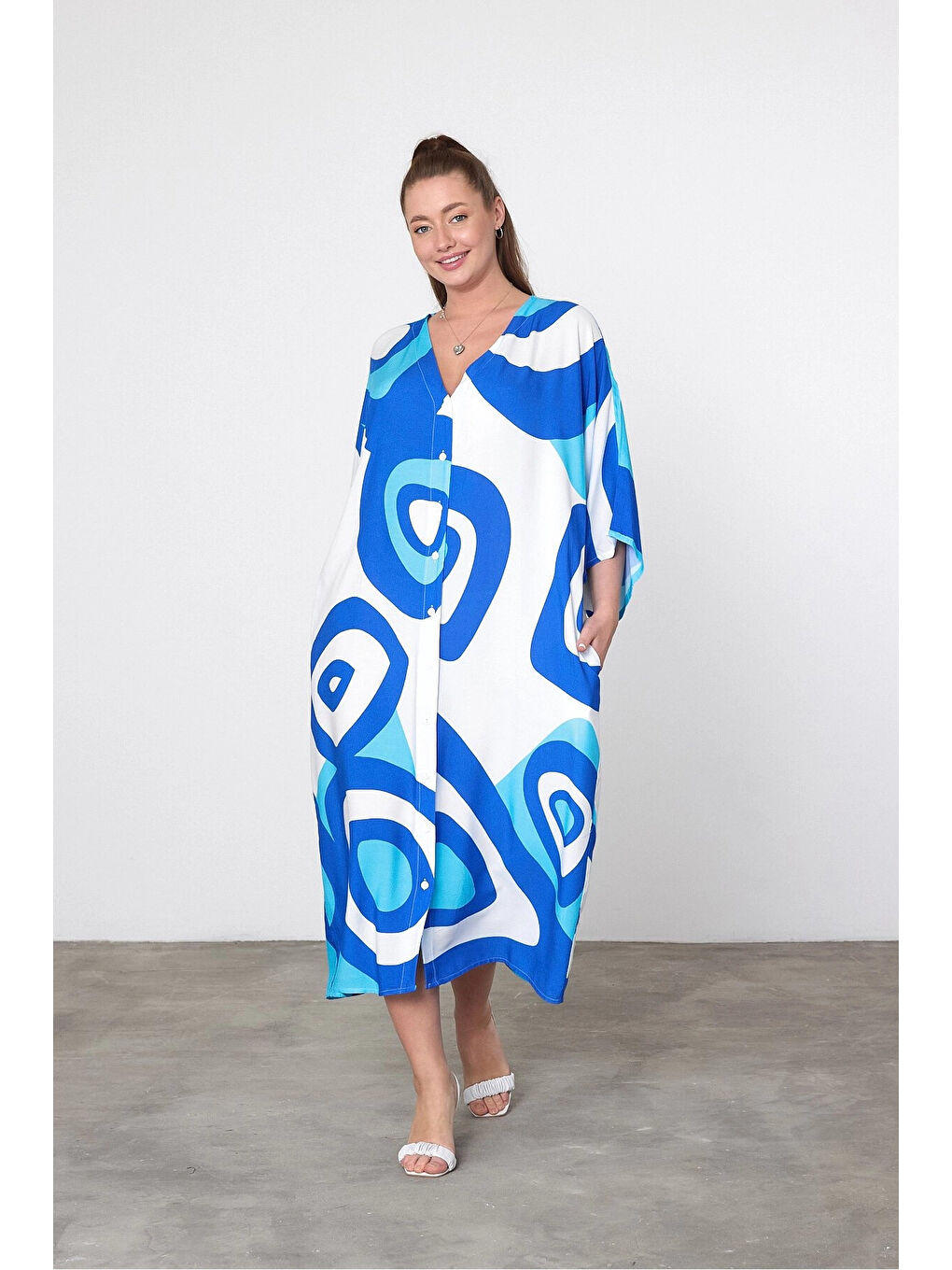 Kadın Beyaz Mavi Desenli Büyük Beden Düğmeli Gömlek Elbise HZL25S-VM19051-2