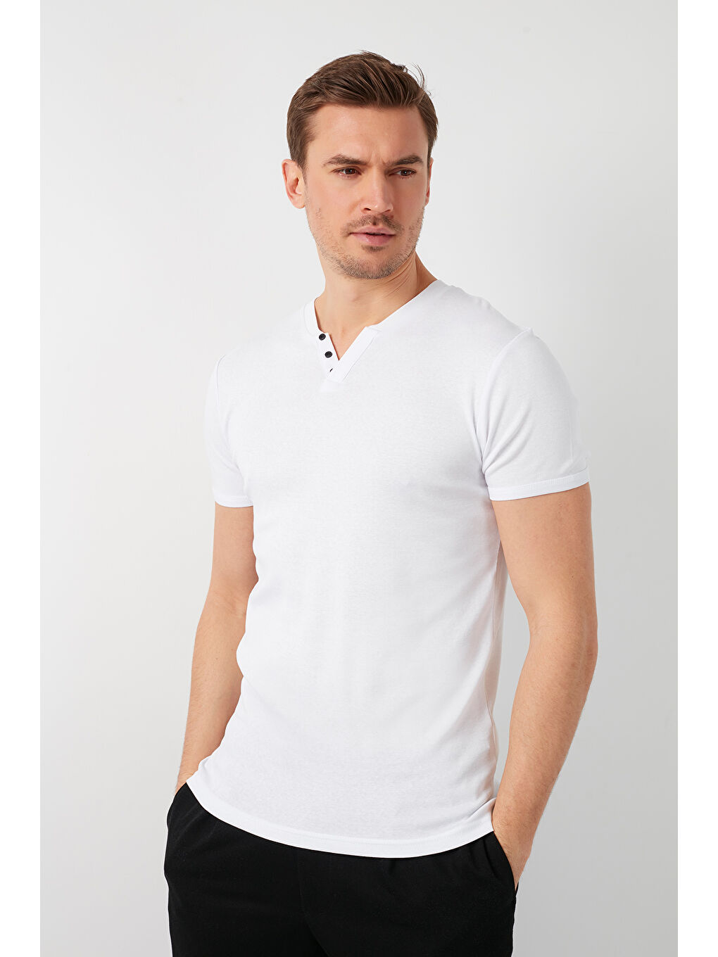 Beyaz Pamuklu Düğme Detaylı Slim Fit V Yaka 3'lü Paket Tişört 5902122S3-1