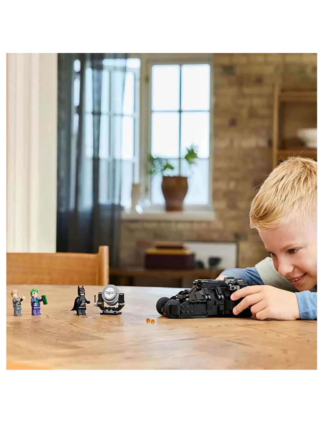 DC Batman Batman Tumbler Two-Face ve Jokere Karşı 76303-3