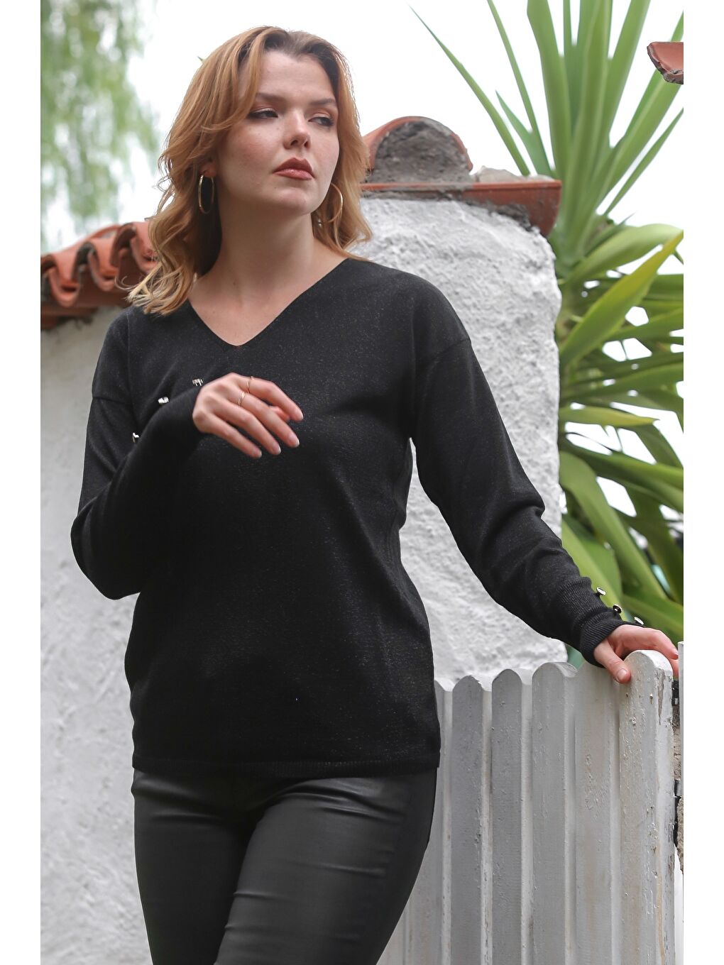 Siyah V Yaka Uzun Kol Düğmeli İnce Simli Triko Kazak 63 58