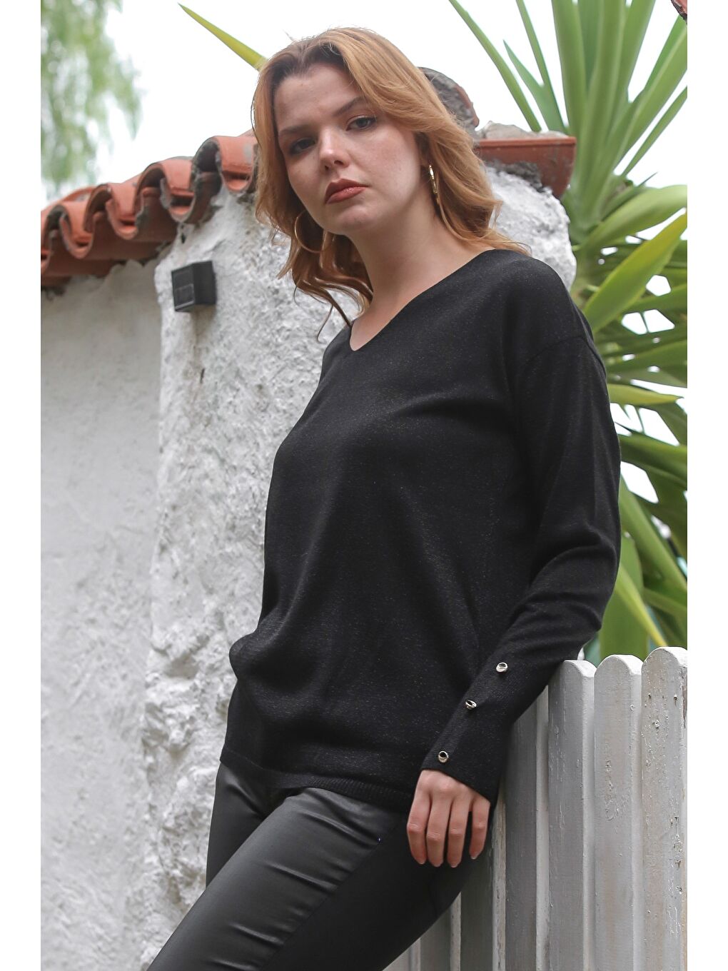 Siyah V Yaka Uzun Kol Düğmeli İnce Simli Triko Kazak 63 58-2