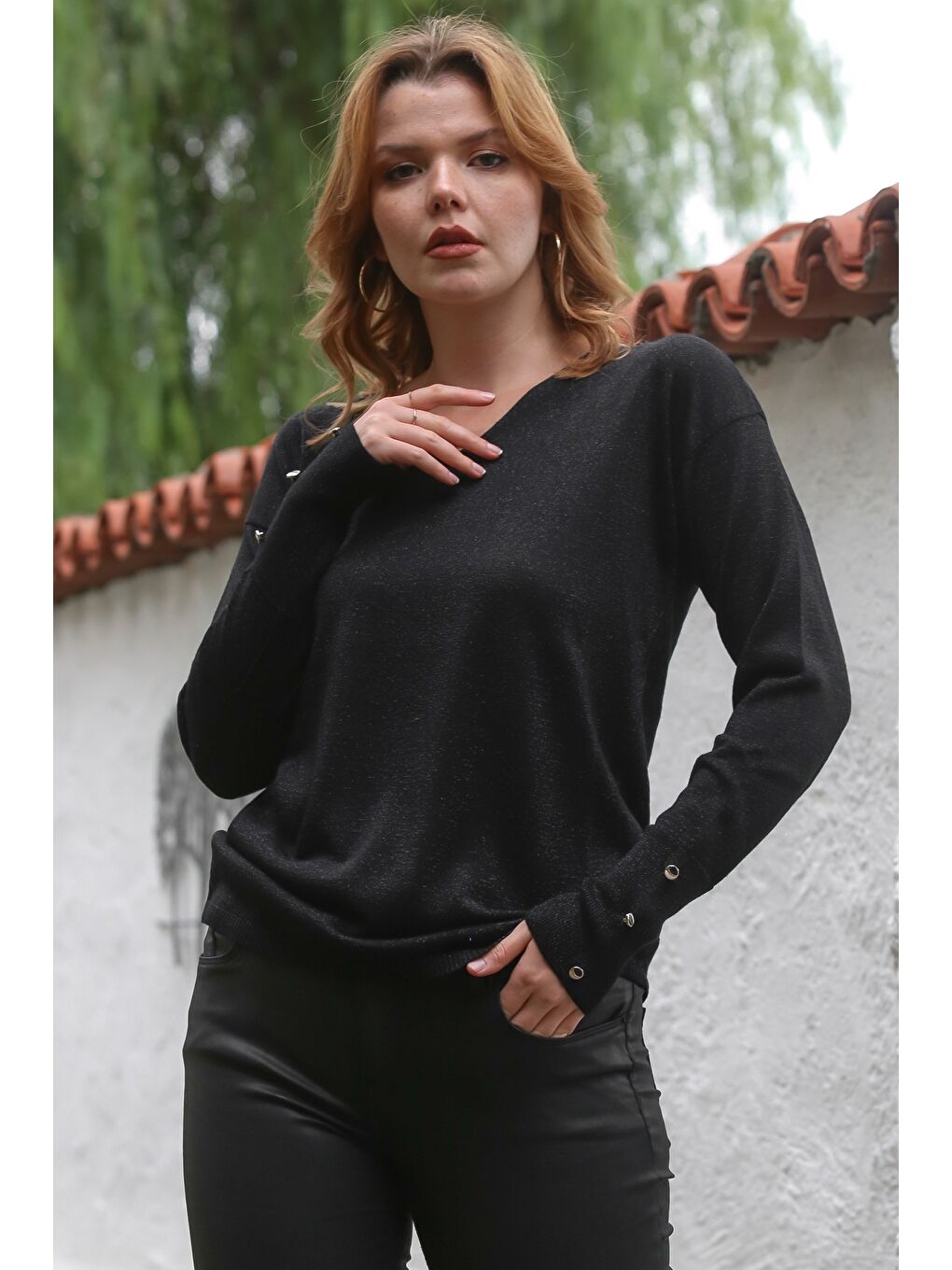 Siyah V Yaka Uzun Kol Düğmeli İnce Simli Triko Kazak 63 58-5