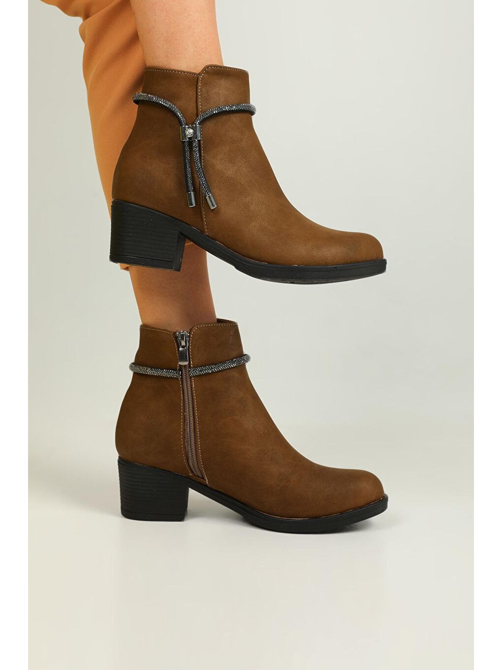 Kahverengi Kadın Fermuarlı Taş Detaylı Topuklu Bot