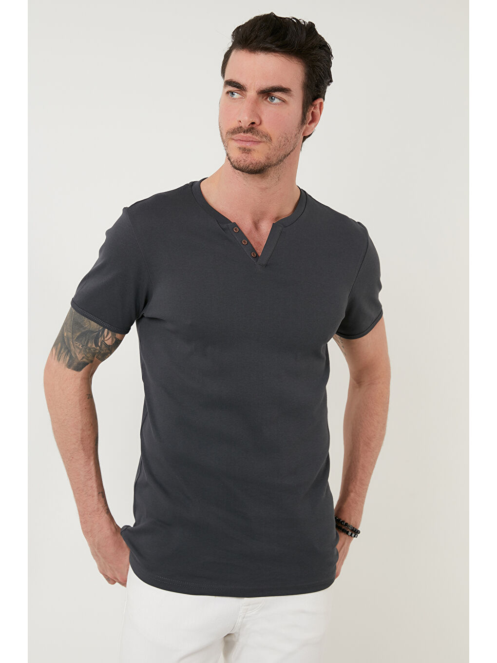 Siyah Pamuklu Düğme Detaylı Slim Fit V Yaka 3'lü Paket %100 Pamuk Tişört 5902122S3-3