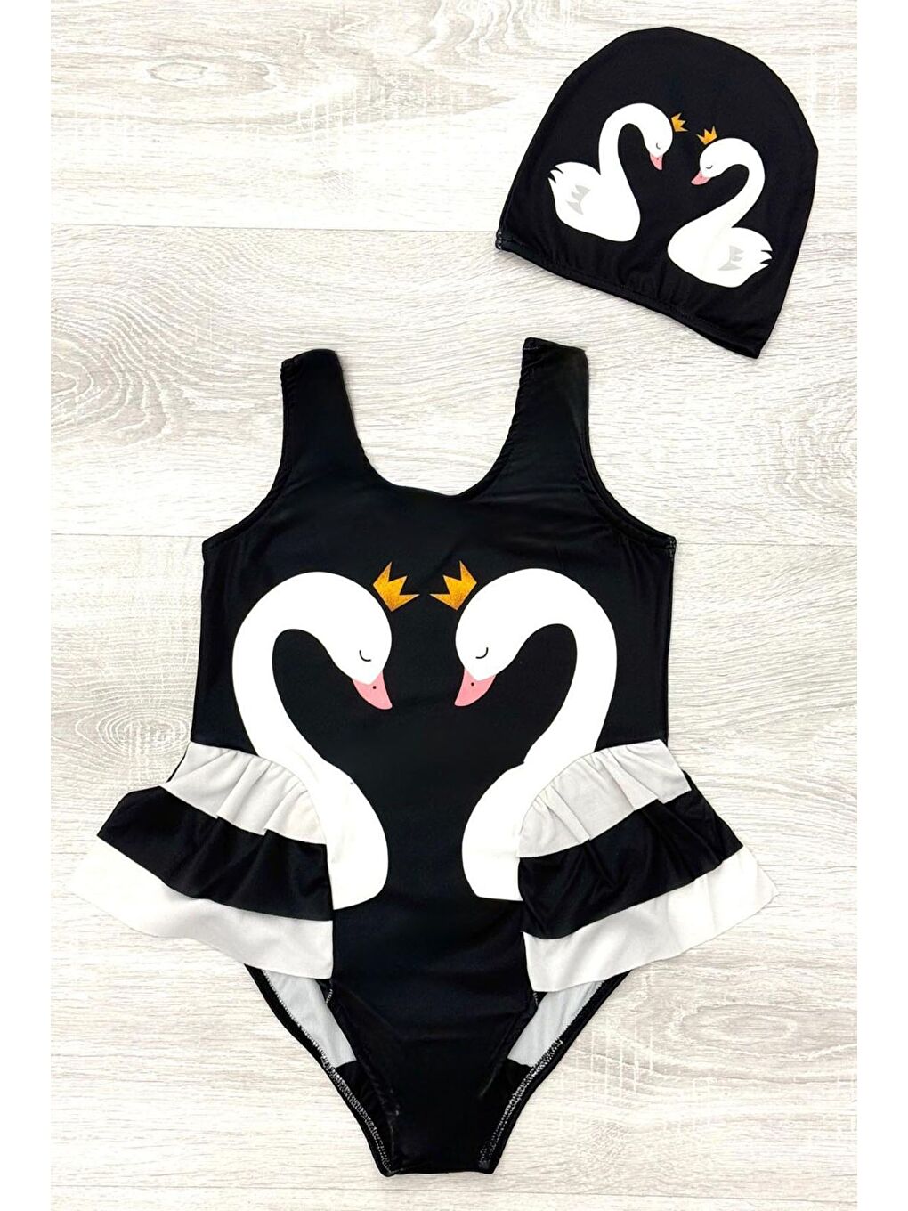 Siyah Zarif Kuğu Desenli Üç Kat Fırfır Detaylı Boneli Kız Çocuk Mayo