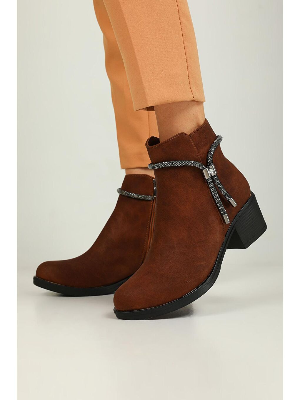 Kahverengi Kadın Fermuarlı Taş Detaylı Topuklu Bot