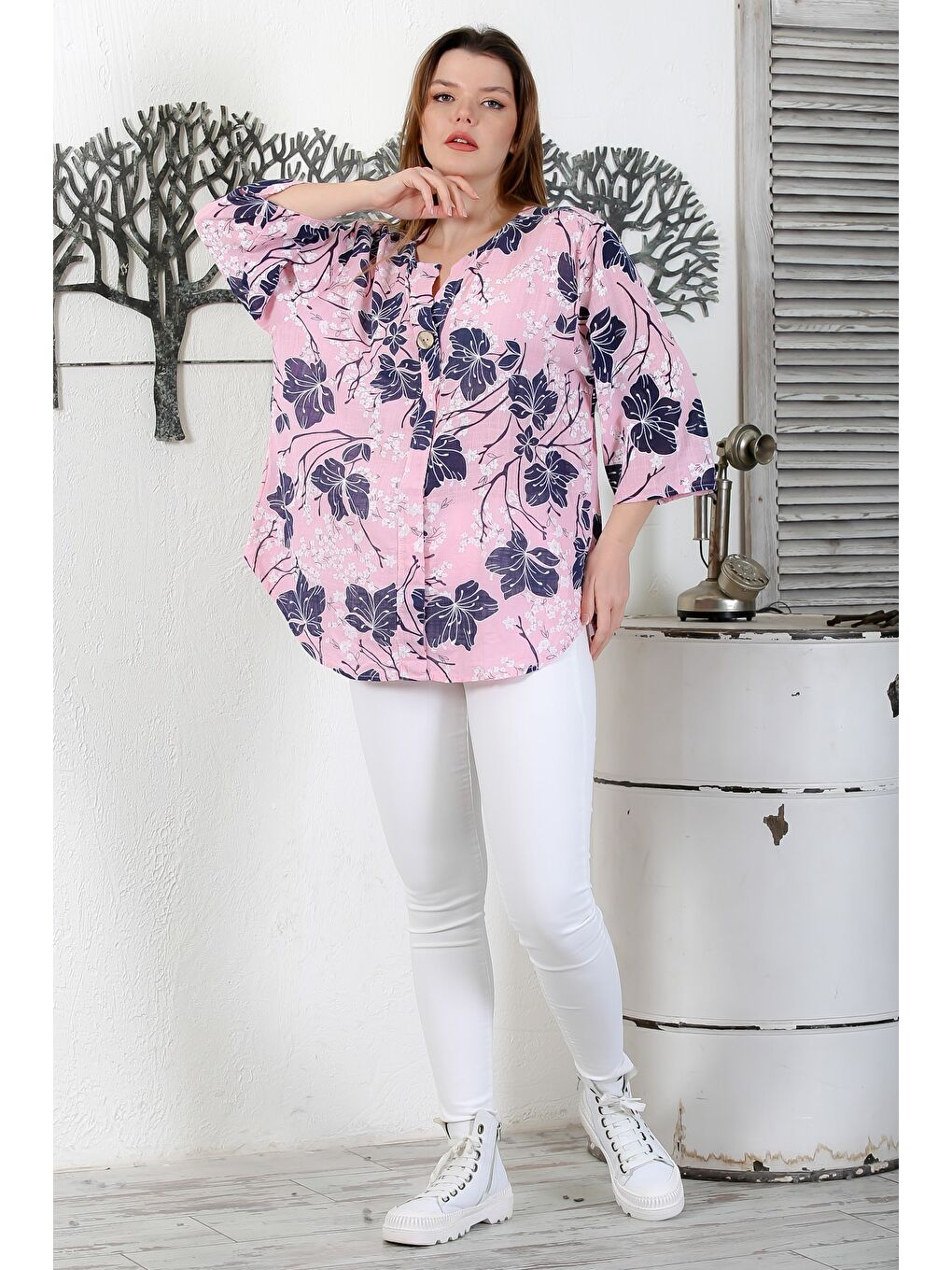 İtalyan Lavanta Pembesi Yuvarlak Yaka Düğmeli 3/4 Kol Çiçekli Düğmeli Casual Dokuma Bluz 65 63-1