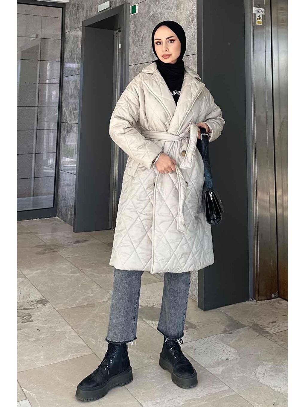 Bej Ceket Yaka Beli Kuşaklı Kapitone Mont Taş