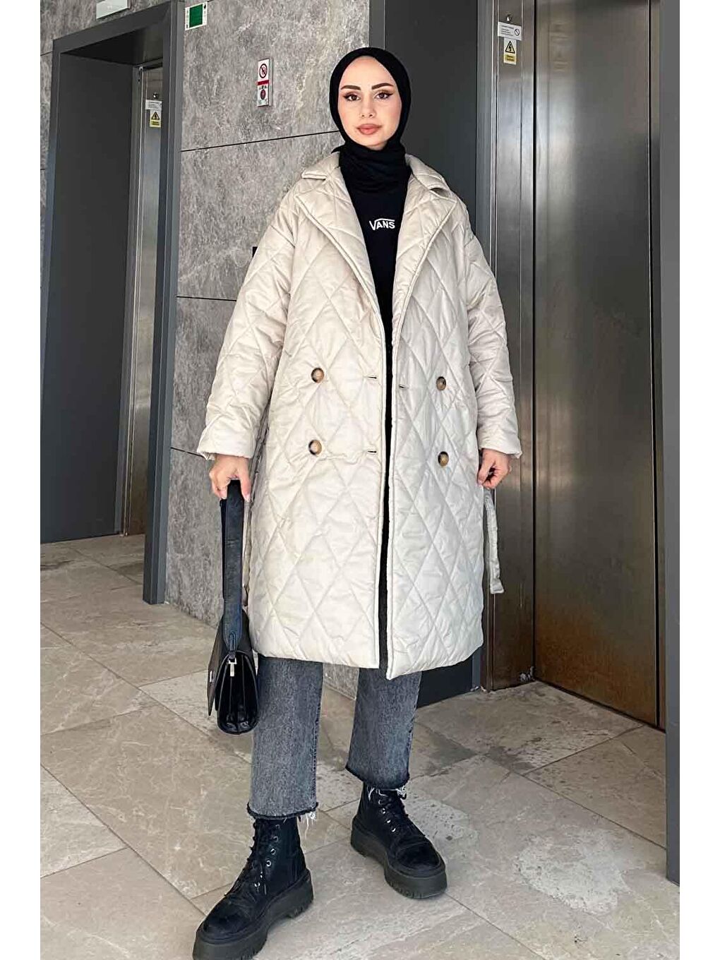 Bej Ceket Yaka Beli Kuşaklı Kapitone Mont Taş-1