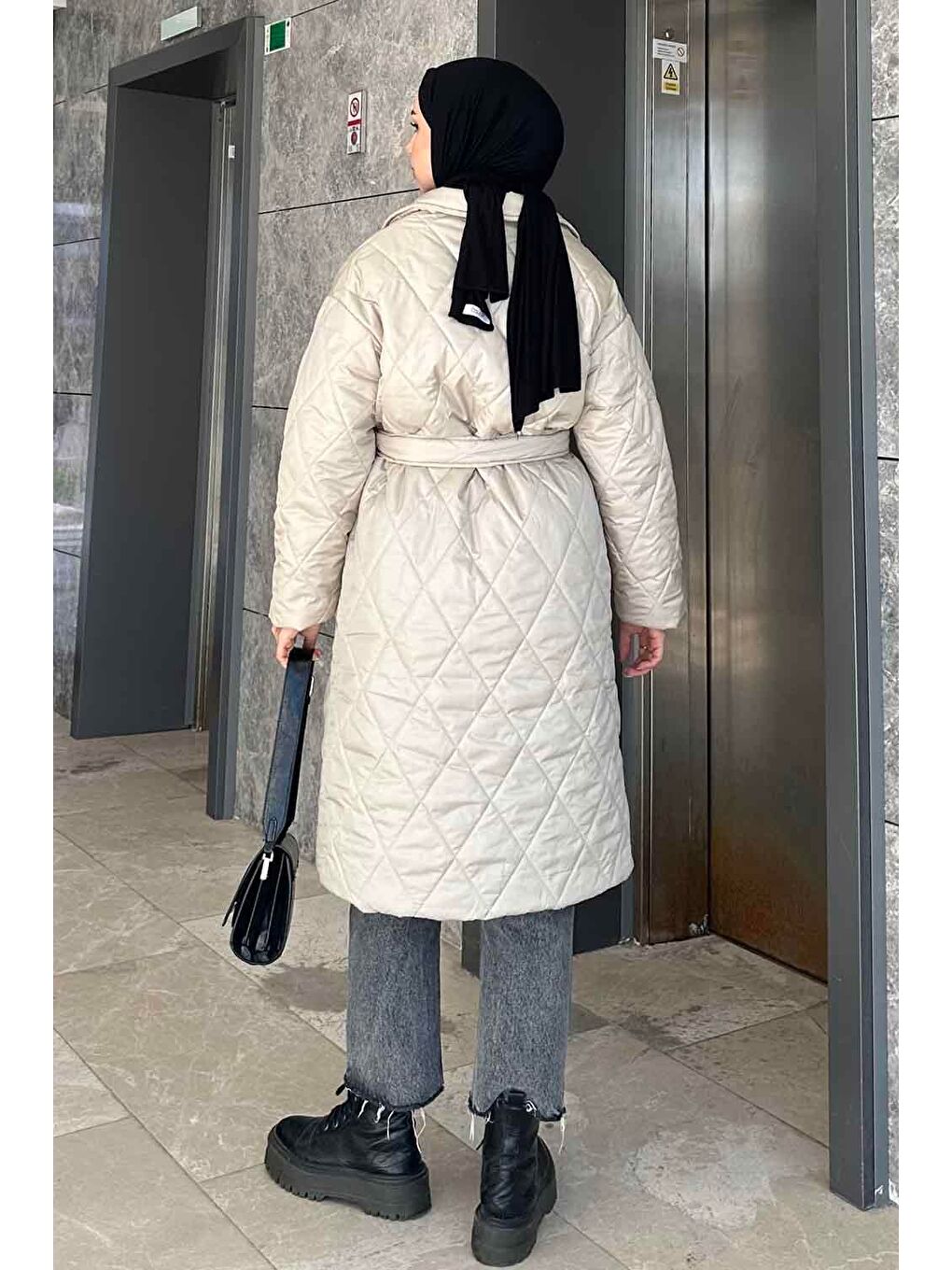 Bej Ceket Yaka Beli Kuşaklı Kapitone Mont Taş-3