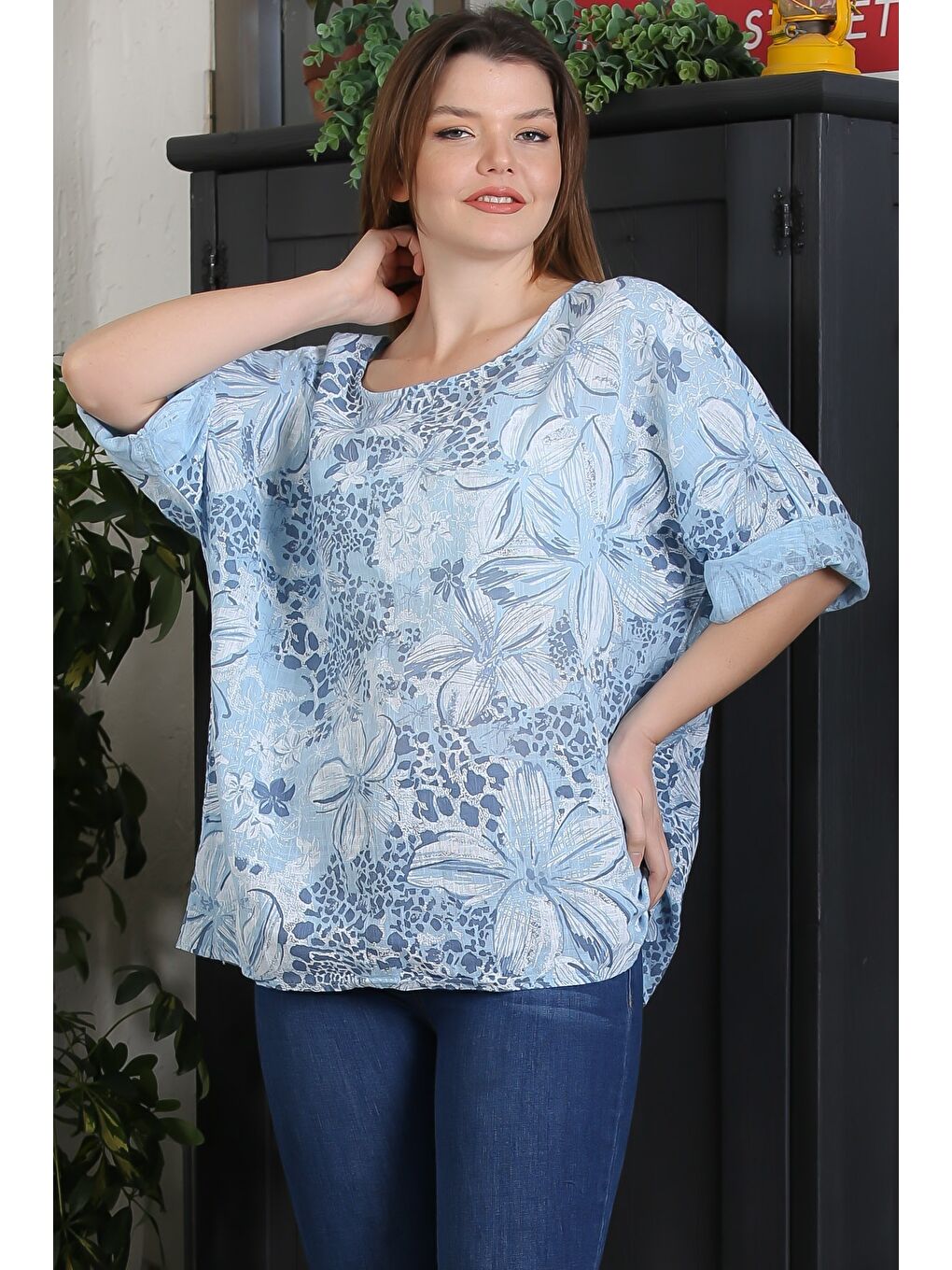 İtalyan Açık Mavi Havuz Yaka 3/4 Kol Çiçekli Casual Arkası Uzun Dokuma Bluz 65 63-1