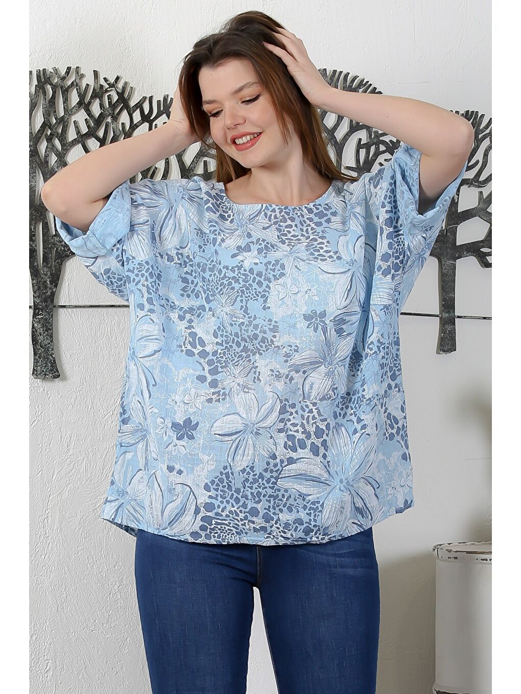 İtalyan Açık Mavi Havuz Yaka 3/4 Kol Çiçekli Casual Arkası Uzun Dokuma Bluz 65 63-2