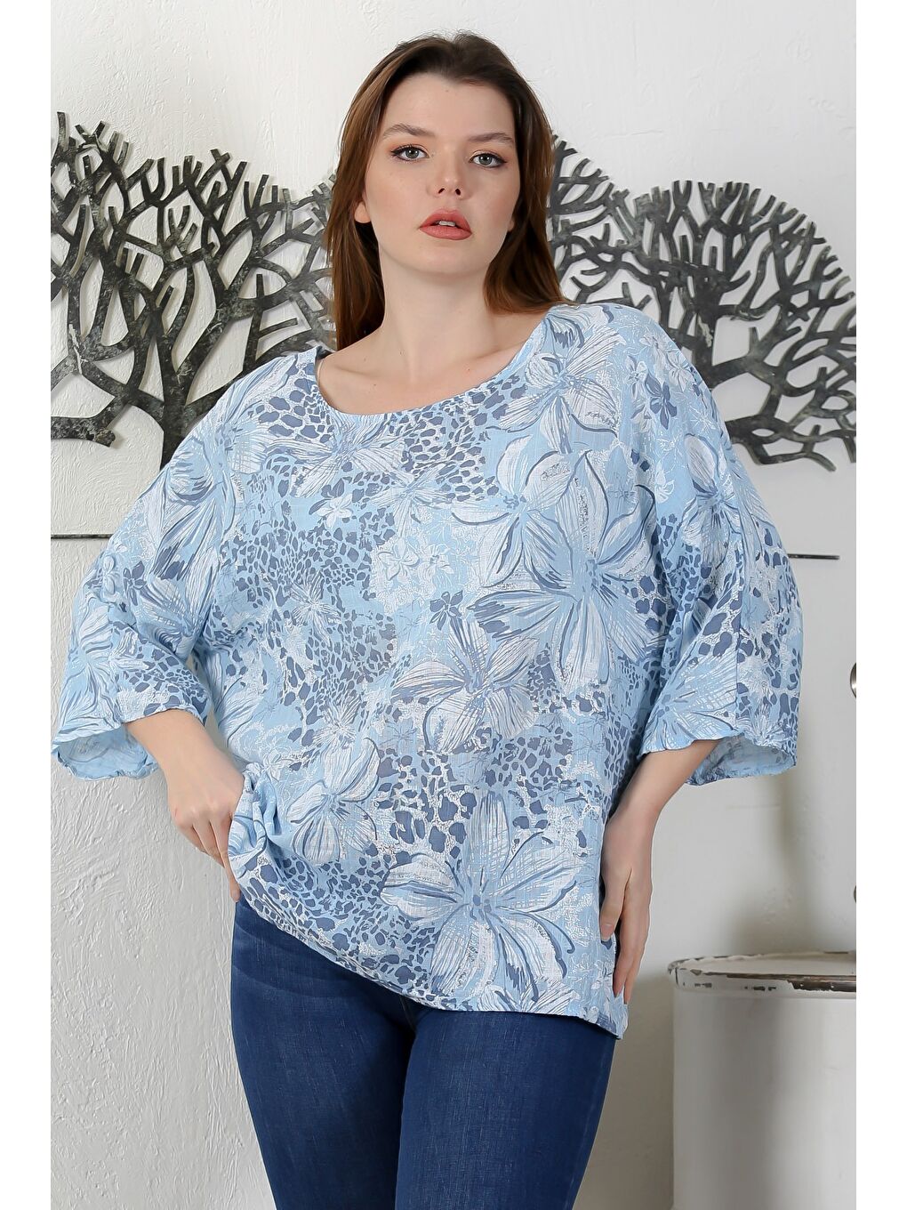 İtalyan Açık Mavi Havuz Yaka 3/4 Kol Çiçekli Casual Arkası Uzun Dokuma Bluz 65 63-3