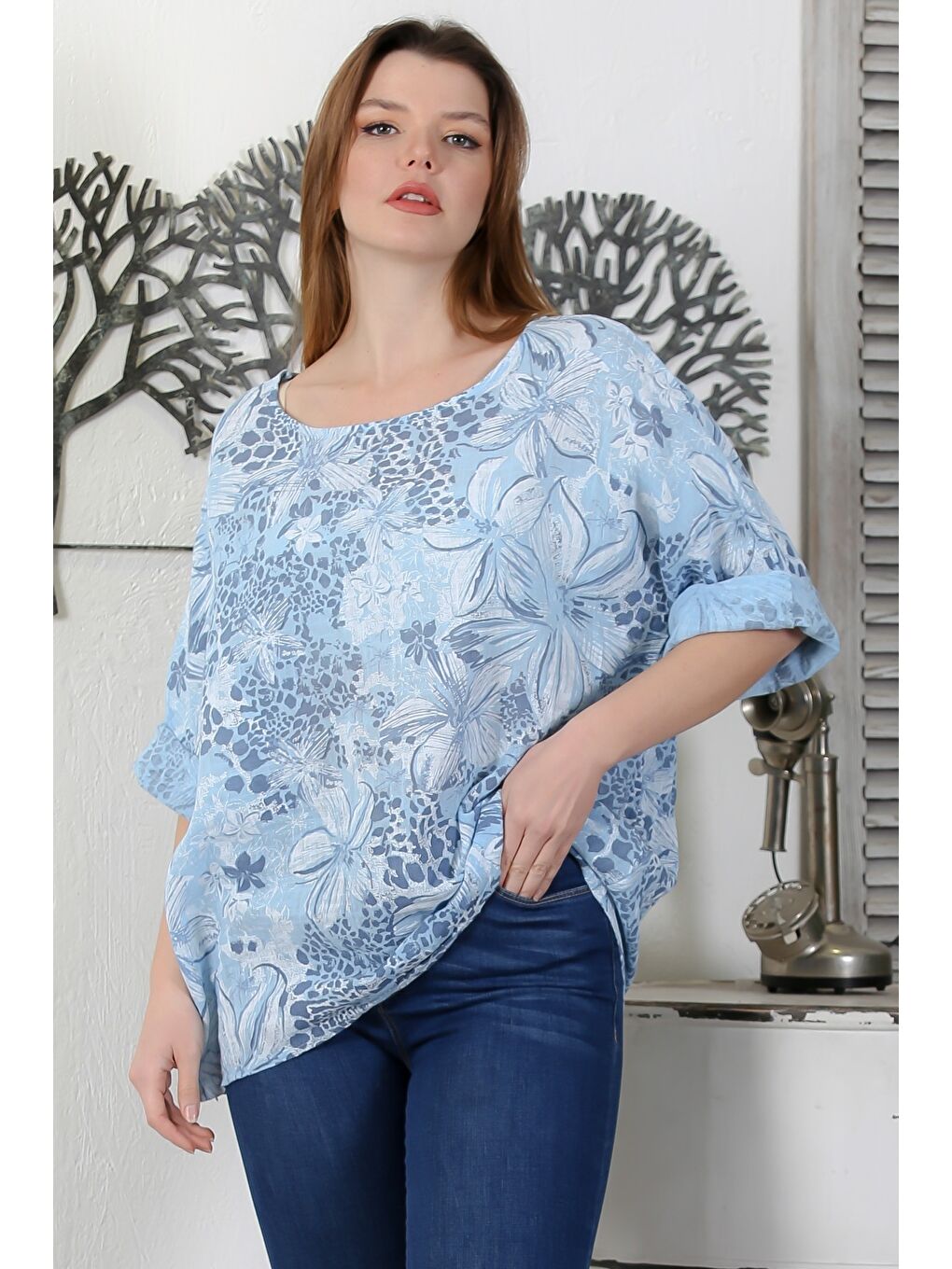 İtalyan Açık Mavi Havuz Yaka 3/4 Kol Çiçekli Casual Arkası Uzun Dokuma Bluz 65 63-4