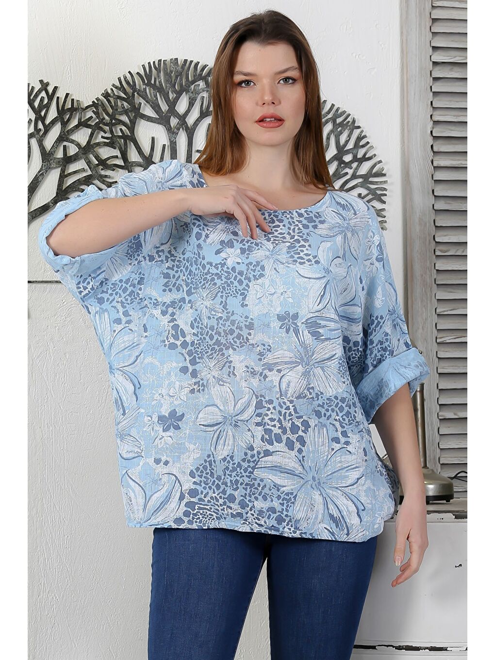 İtalyan Açık Mavi Havuz Yaka 3/4 Kol Çiçekli Casual Arkası Uzun Dokuma Bluz 65 63-5