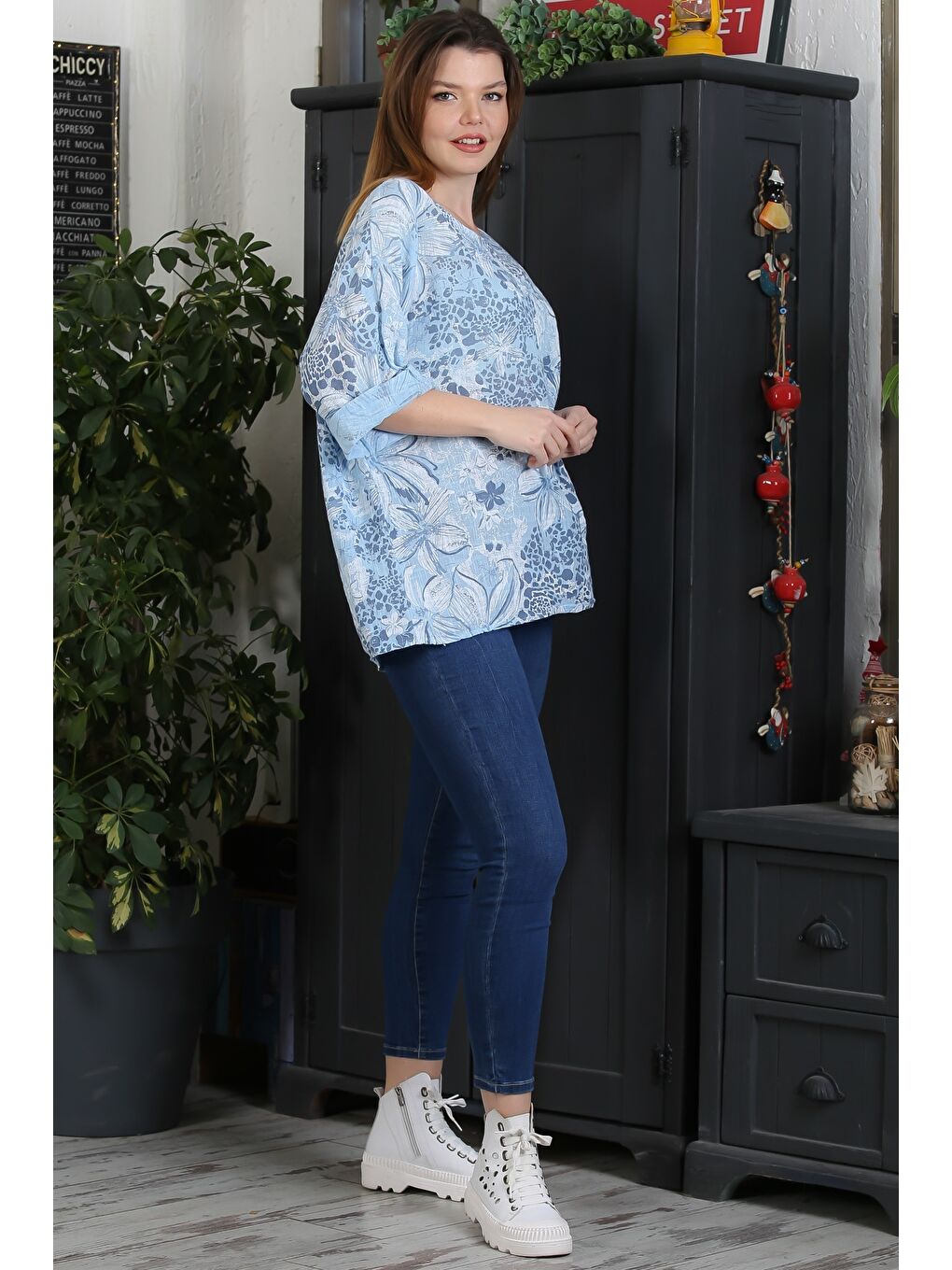 İtalyan Açık Mavi Havuz Yaka 3/4 Kol Çiçekli Casual Arkası Uzun Dokuma Bluz 65 63-6