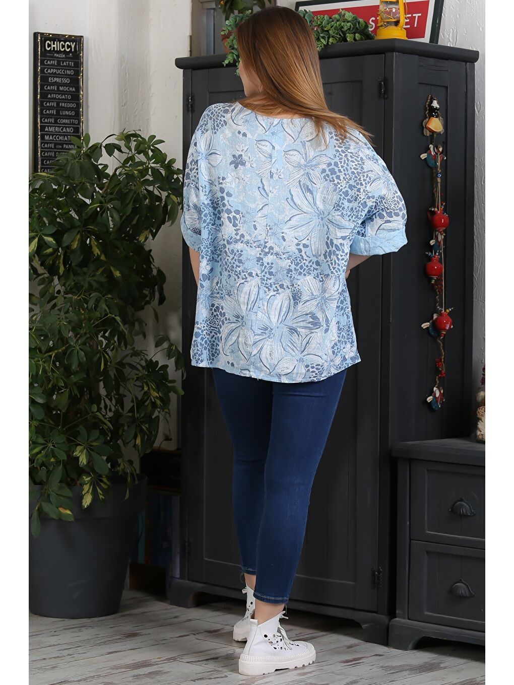 İtalyan Açık Mavi Havuz Yaka 3/4 Kol Çiçekli Casual Arkası Uzun Dokuma Bluz 65 63-7
