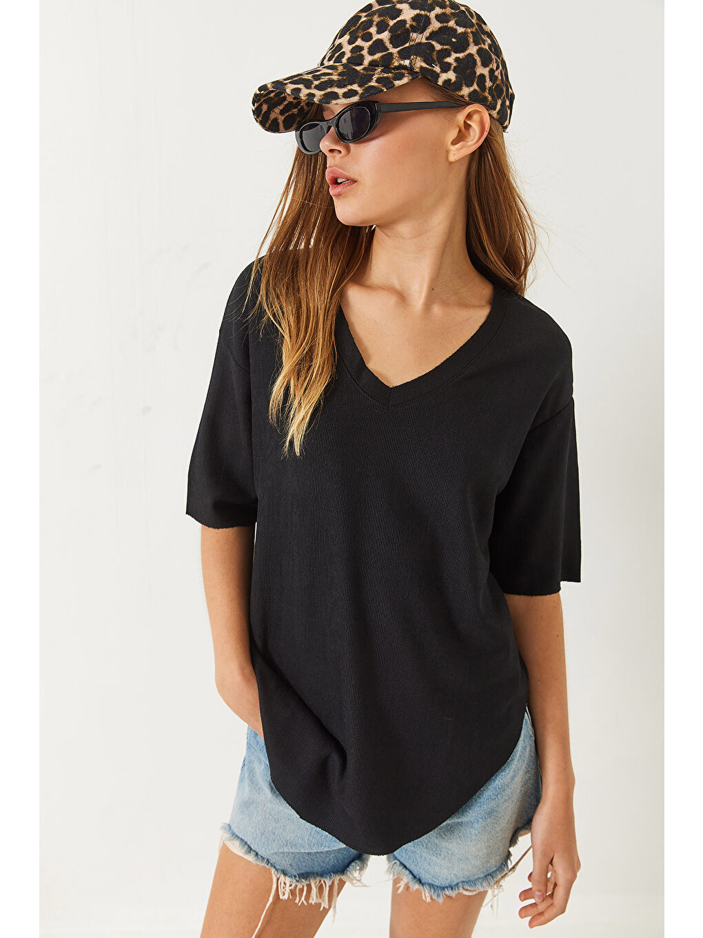 Siyah Kadın V Yaka Oval Kesim Bürümcük Basic T-Shirt-1