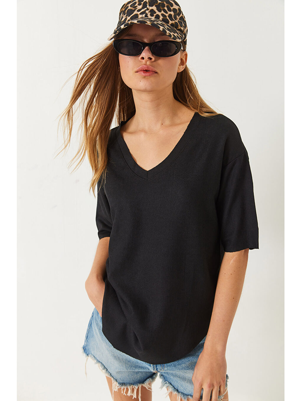 Siyah Kadın V Yaka Oval Kesim Bürümcük Basic T-Shirt-2