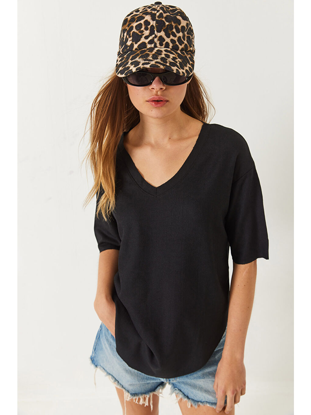 Siyah Kadın V Yaka Oval Kesim Bürümcük Basic T-Shirt-3