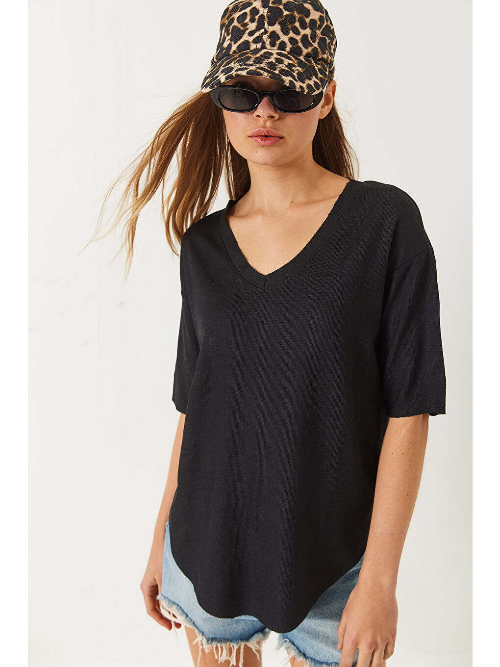 Siyah Kadın V Yaka Oval Kesim Bürümcük Basic T-Shirt-4