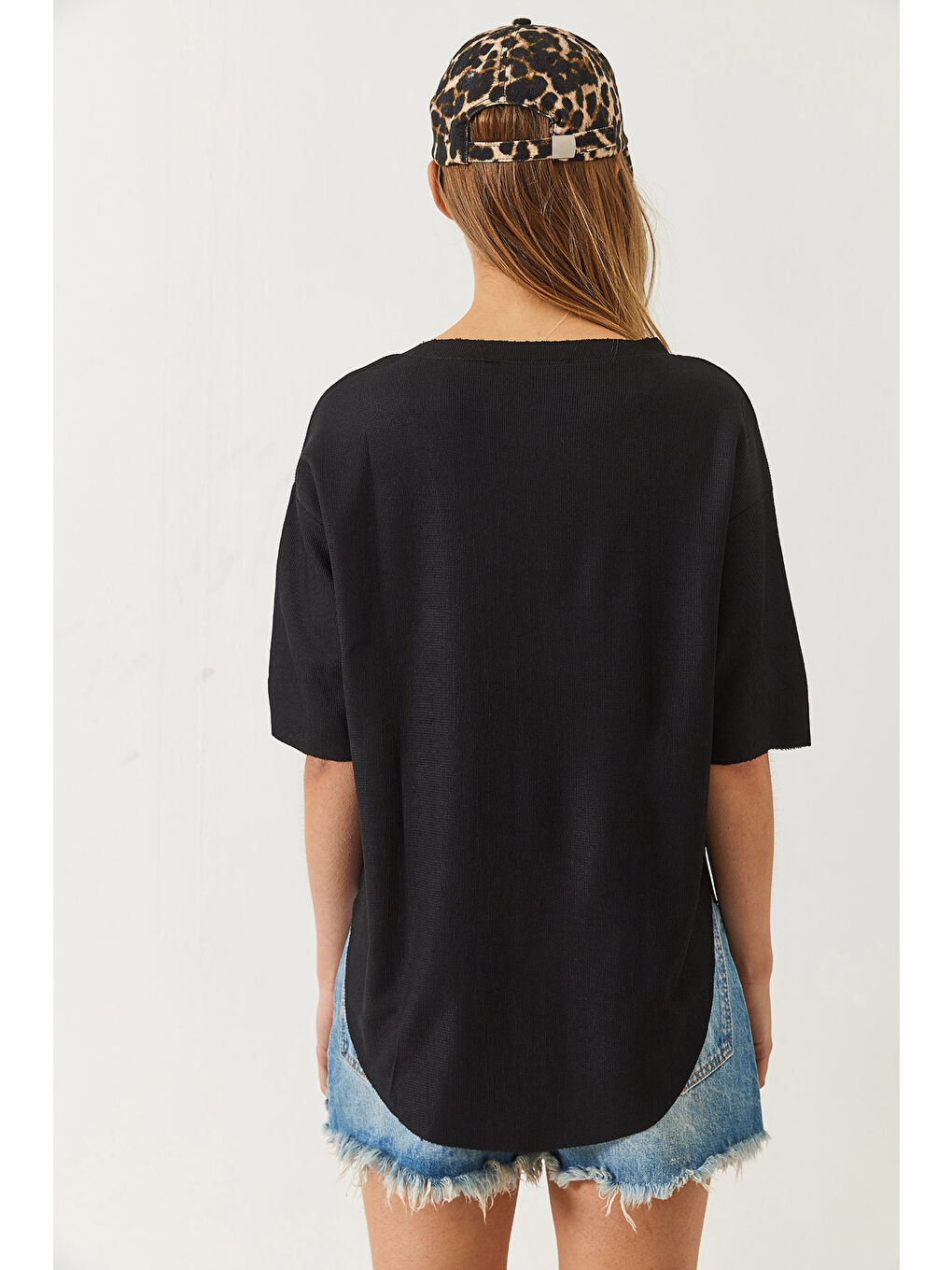 Siyah Kadın V Yaka Oval Kesim Bürümcük Basic T-Shirt-6