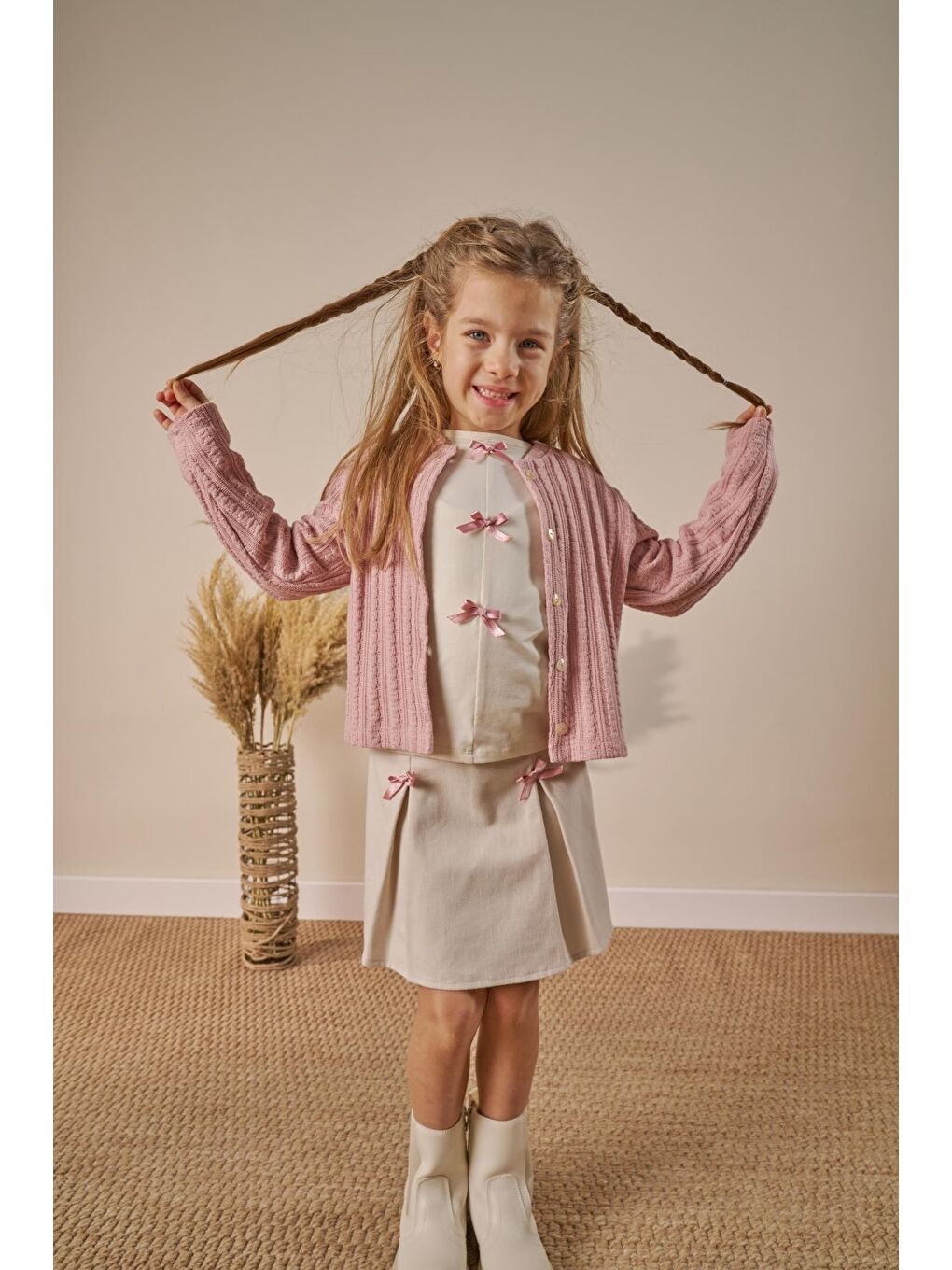 Kız Çocuk Pamuklu Ekru Pembe Fiyonk Detaylı Hırka Etek Takım - 3'Lü-3