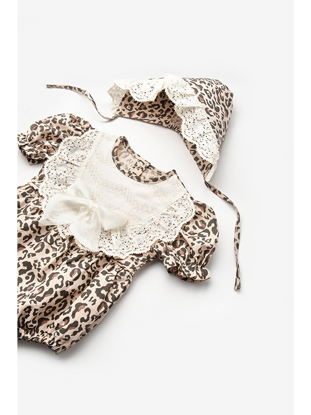 Kahverengi Kısa Kollu Şapka Aksesuarlı Kız Bebek Tulum - Perla-2