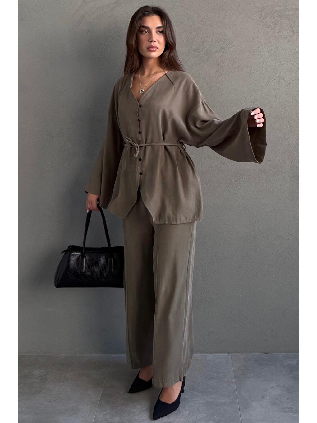Bej Vizon V Yaka Düğmeli Kuşaklı İkili Modal Kadın Takım Mg2619