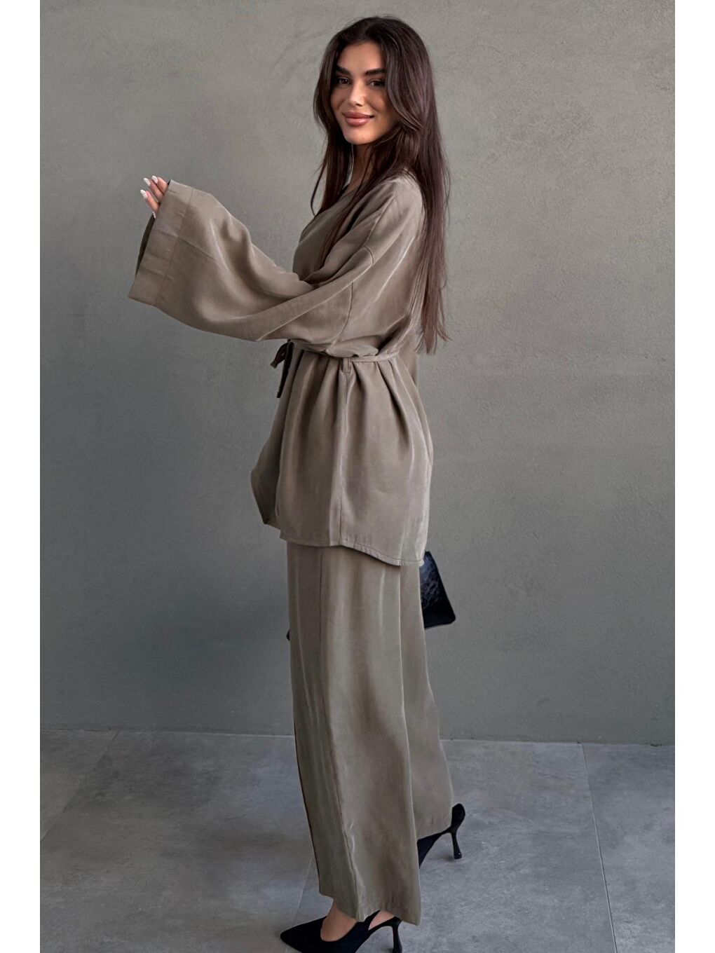 Bej Vizon V Yaka Düğmeli Kuşaklı İkili Modal Kadın Takım Mg2619-6