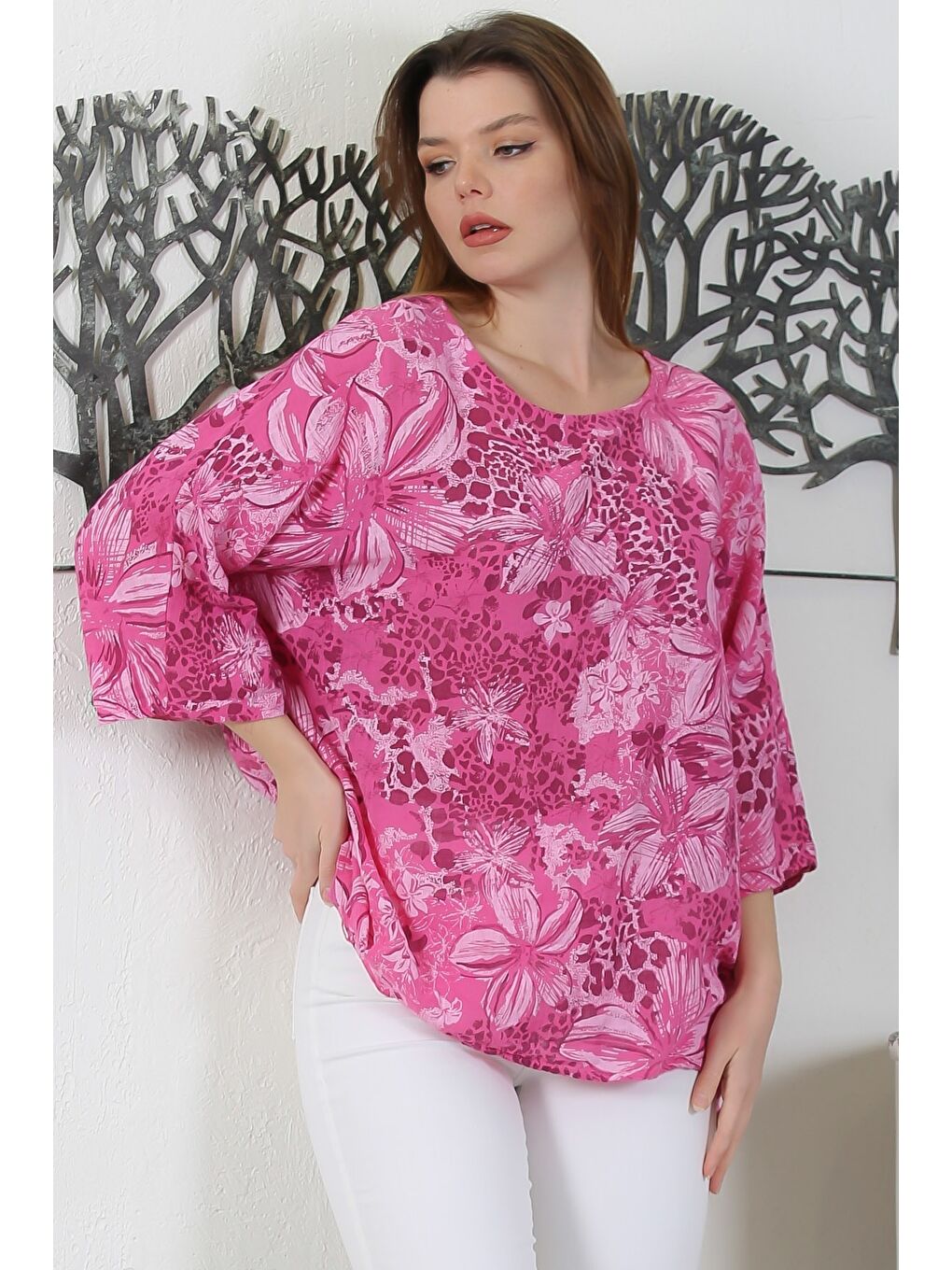 İtalyan Fuşya Havuz Yaka 3/4 Kol Çiçekli Casual Arkası Uzun Dokuma Bluz 65 63-1