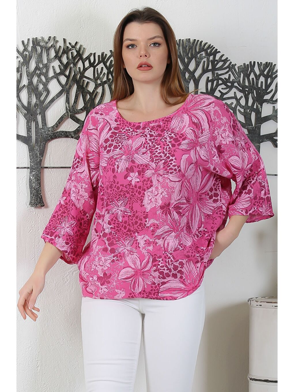 İtalyan Fuşya Havuz Yaka 3/4 Kol Çiçekli Casual Arkası Uzun Dokuma Bluz 65 63-2