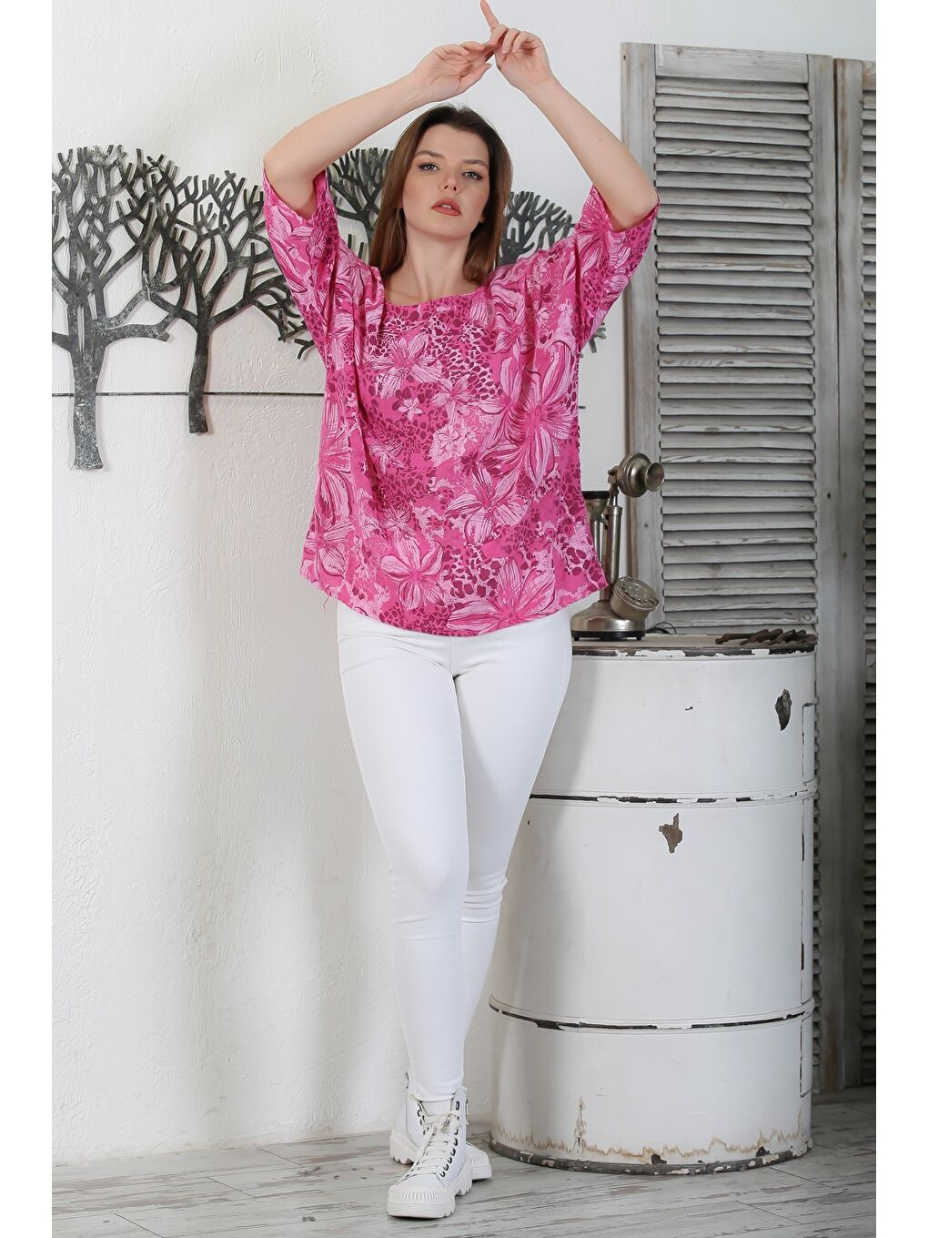 İtalyan Fuşya Havuz Yaka 3/4 Kol Çiçekli Casual Arkası Uzun Dokuma Bluz 65 63-4