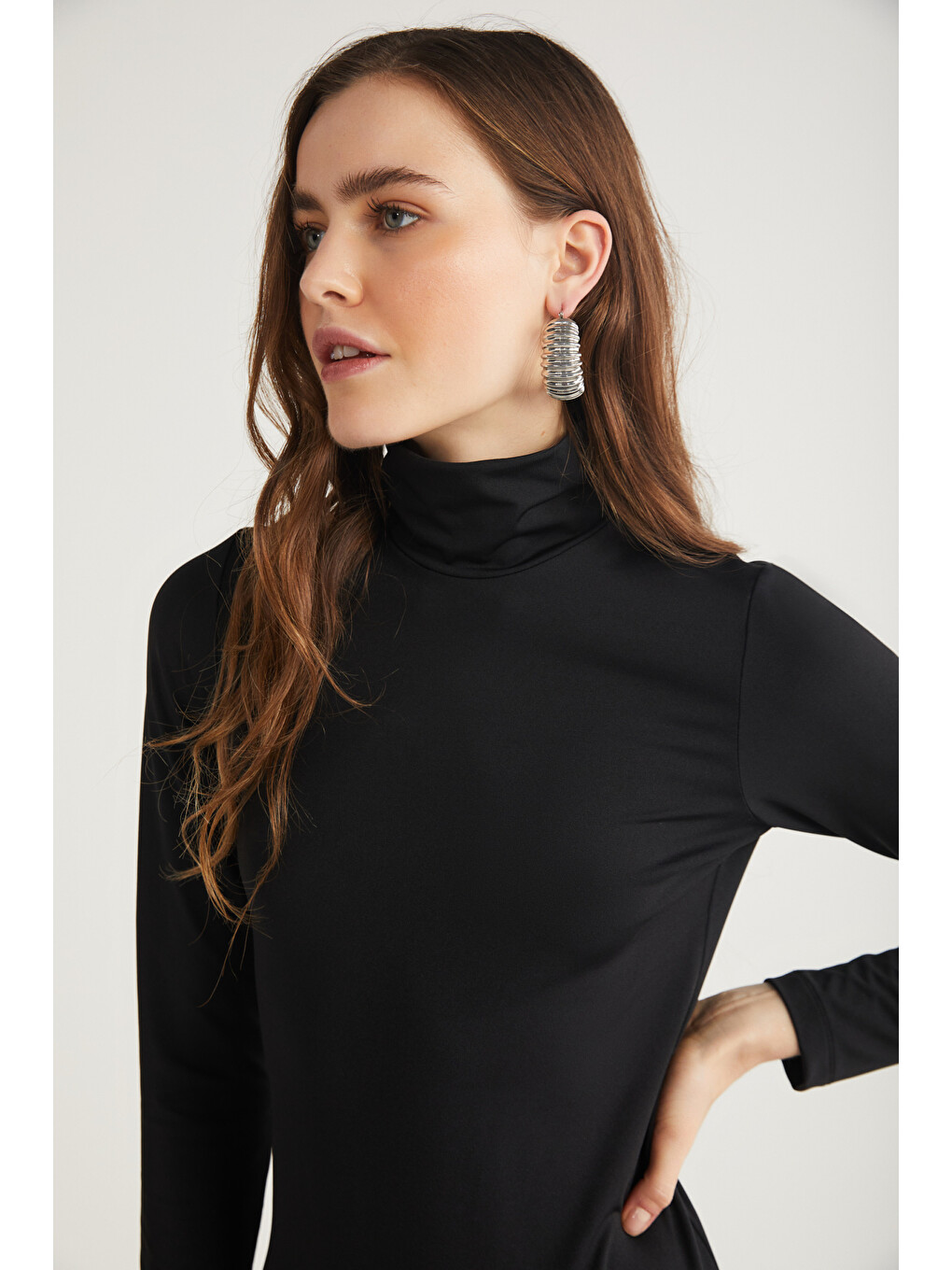 Katja Kadın Vücudu Tamamen Saran Slim Fit Dar Kesim Dik Yaka Midi Boy Siyah Elbise-3