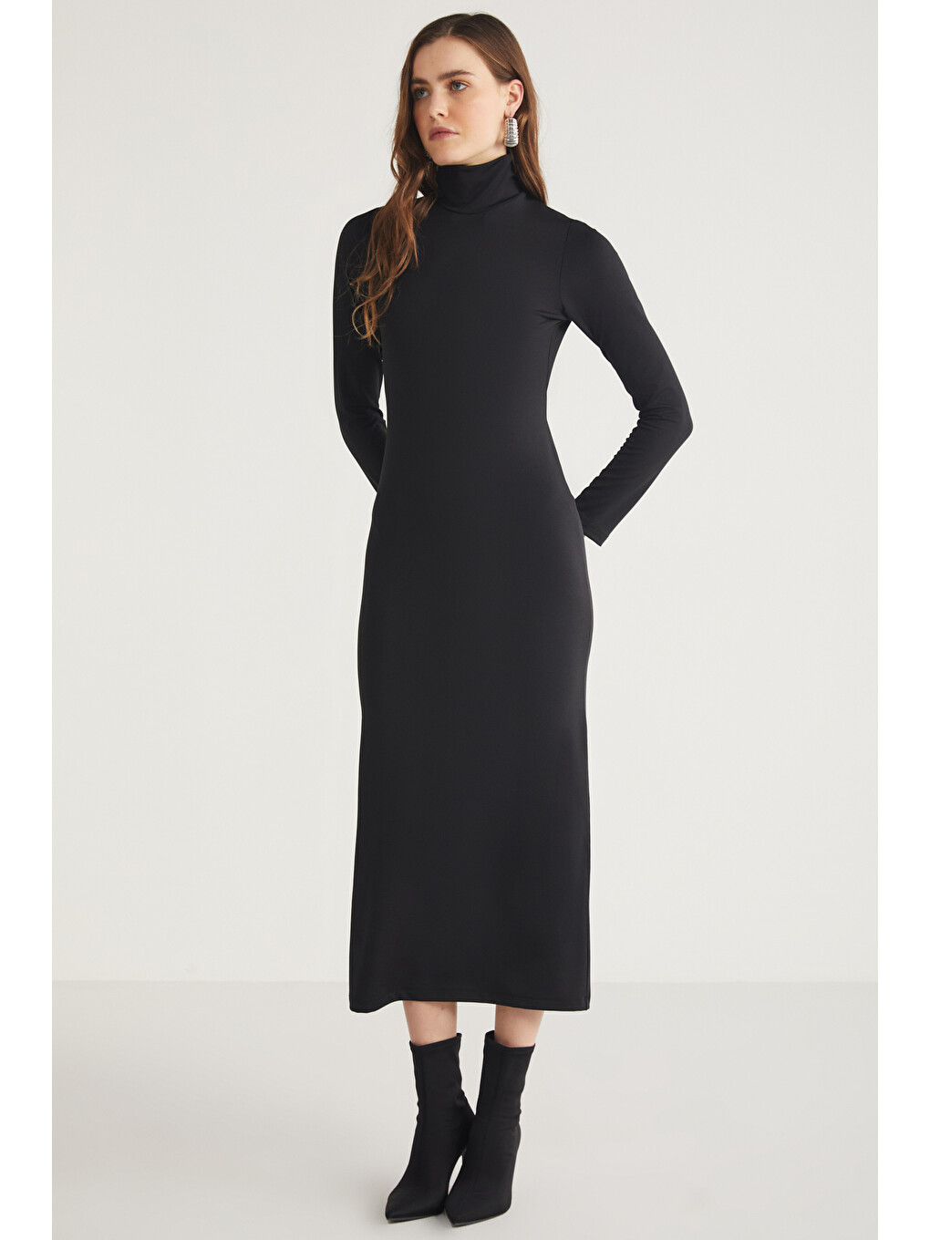 Katja Kadın Vücudu Tamamen Saran Slim Fit Dar Kesim Dik Yaka Midi Boy Siyah Elbise-4