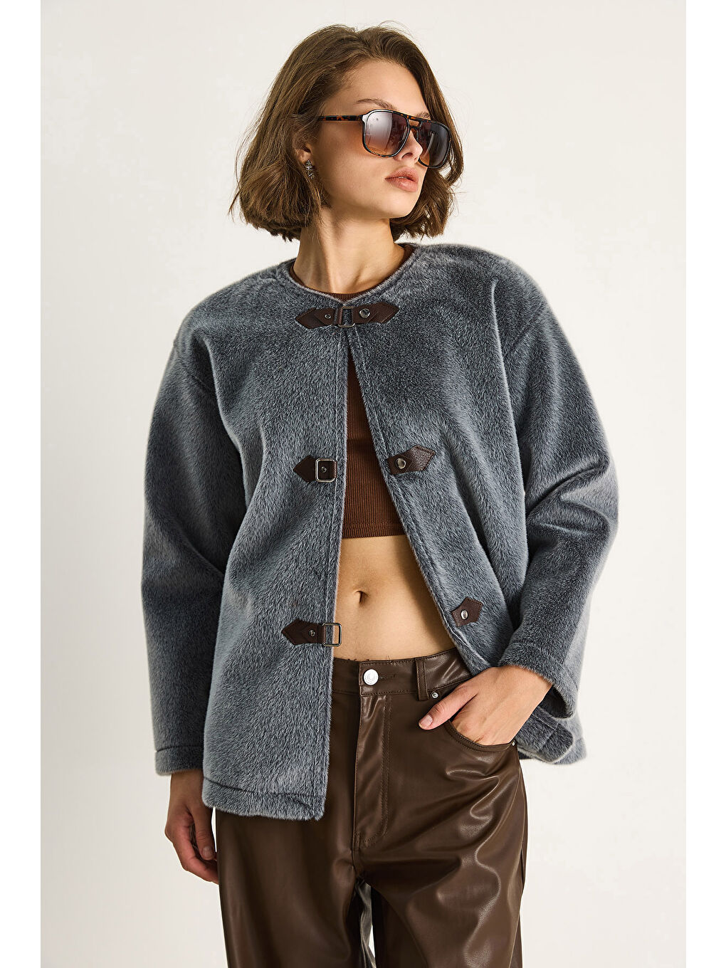 Gri Kadın Deri Toka Detaylı Astarlı Yün Dokulu Kısa Kaban-1