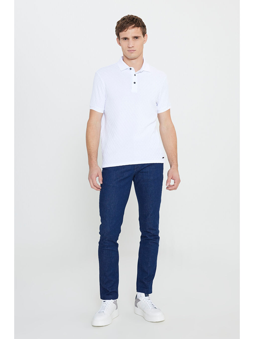 Erkek Beyaz Dar Kesim Polo Yaka Jakarlı Tişört-1