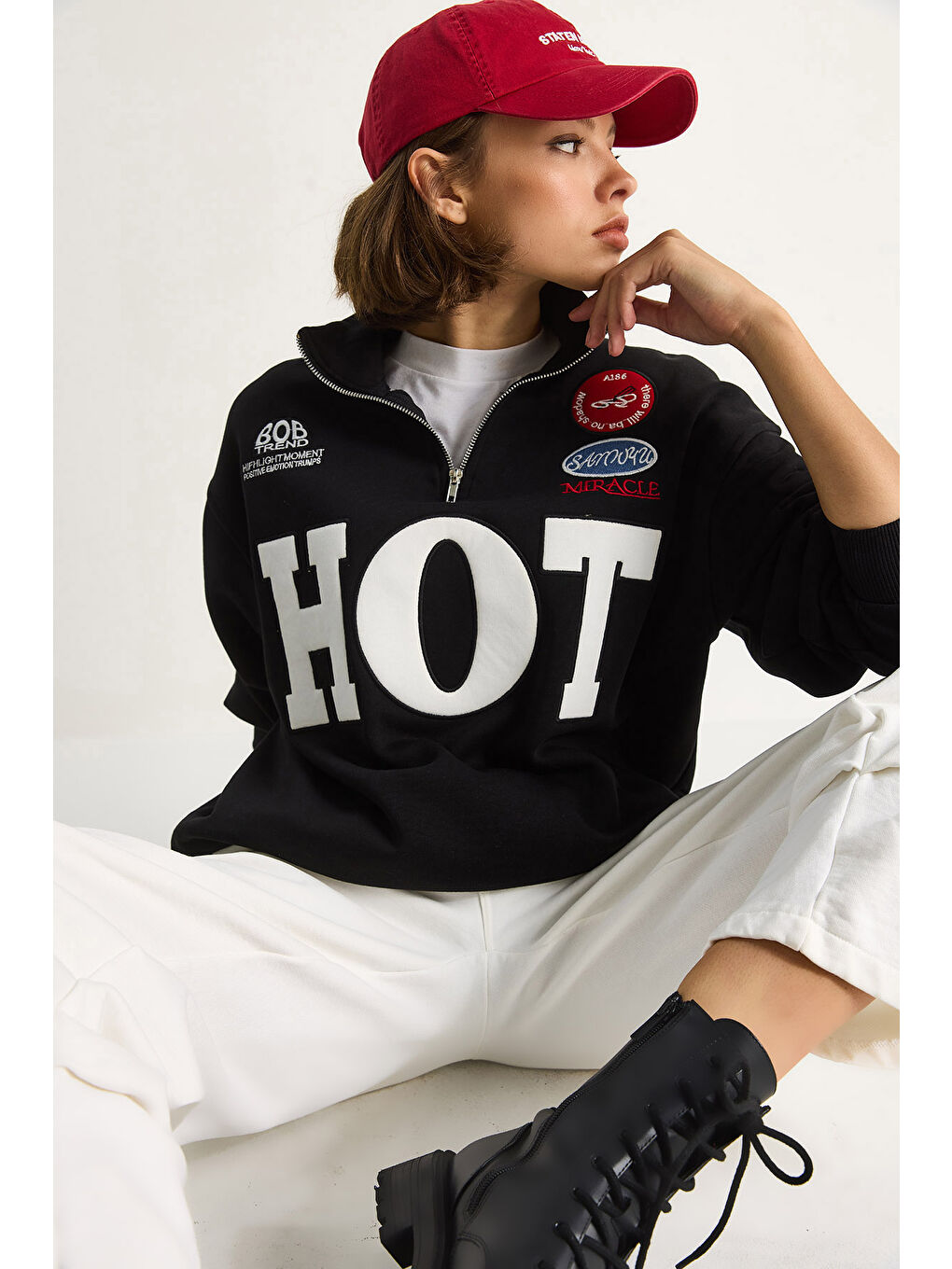 Siyah Kadın Fermuarlı Dik Yaka İşlemeli Üç İplik Şardonlu Oversize Sweatshirt-1