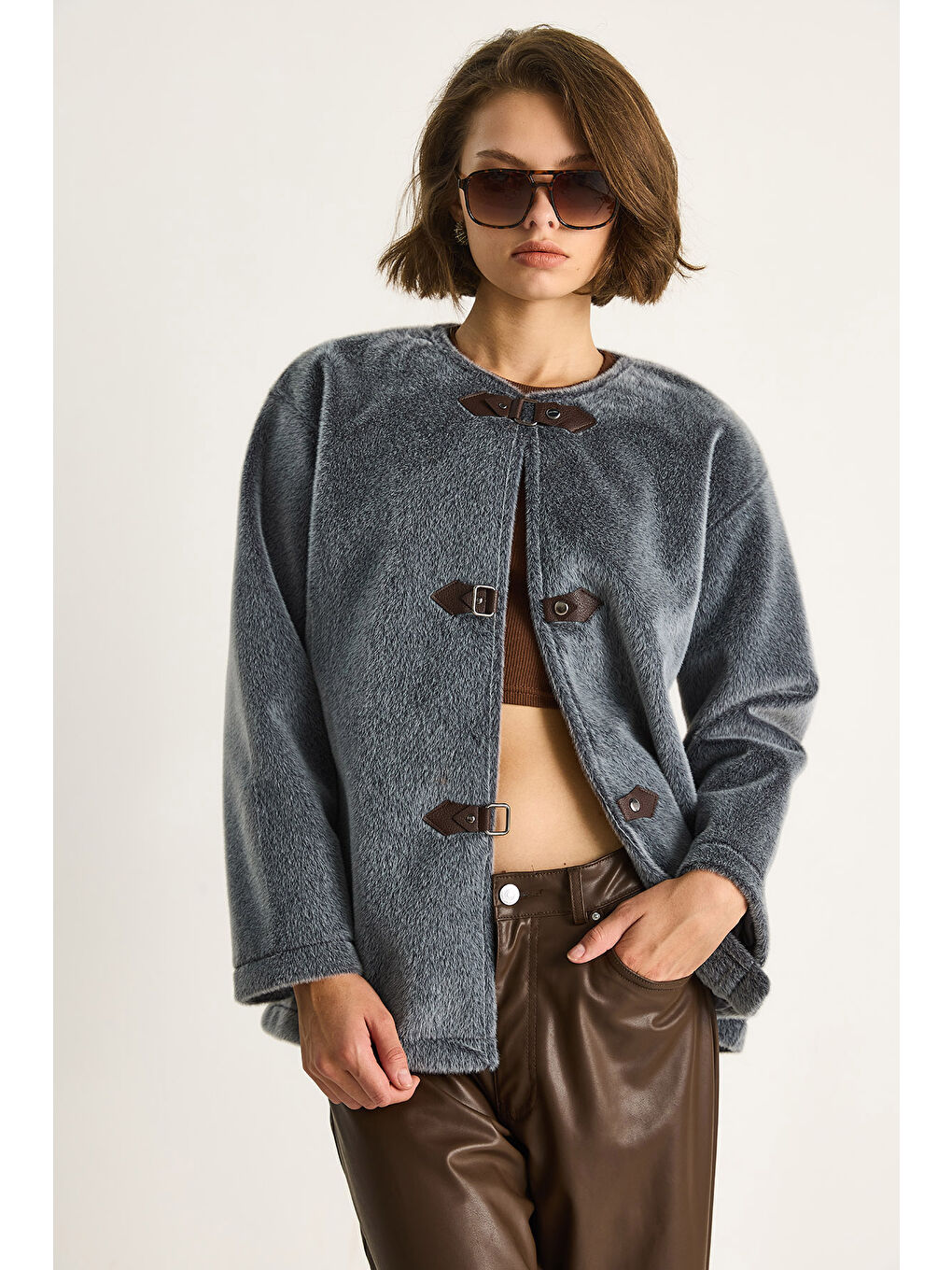 Gri Kadın Deri Toka Detaylı Astarlı Yün Dokulu Kısa Kaban-2