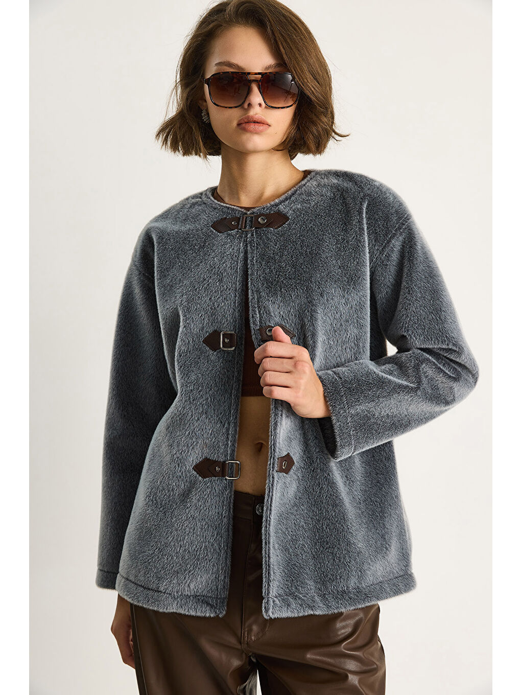 Gri Kadın Deri Toka Detaylı Astarlı Yün Dokulu Kısa Kaban-3