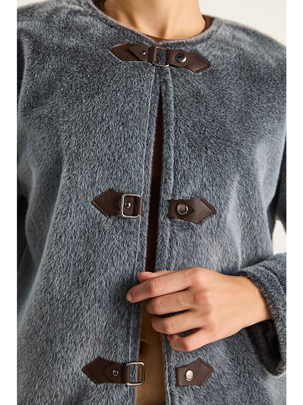 Gri Kadın Deri Toka Detaylı Astarlı Yün Dokulu Kısa Kaban-4