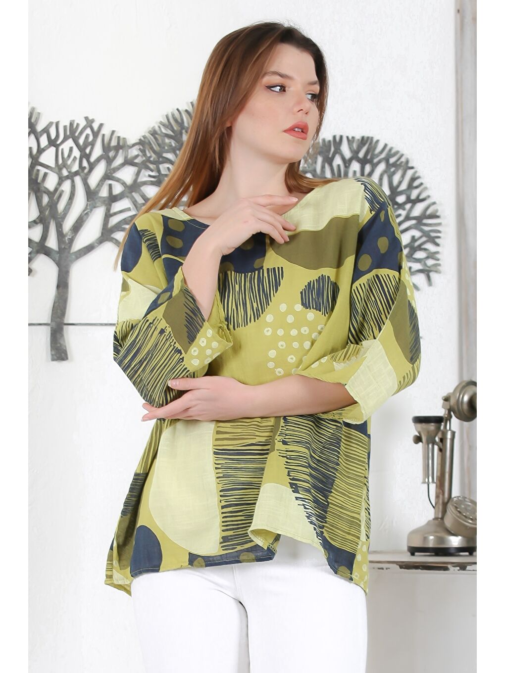 Sarı İtalyan Hardal Rengi Havuz Yaka 3/4 Kol Geometrik Desenli Casual Dokuma Bluz 65 63-2