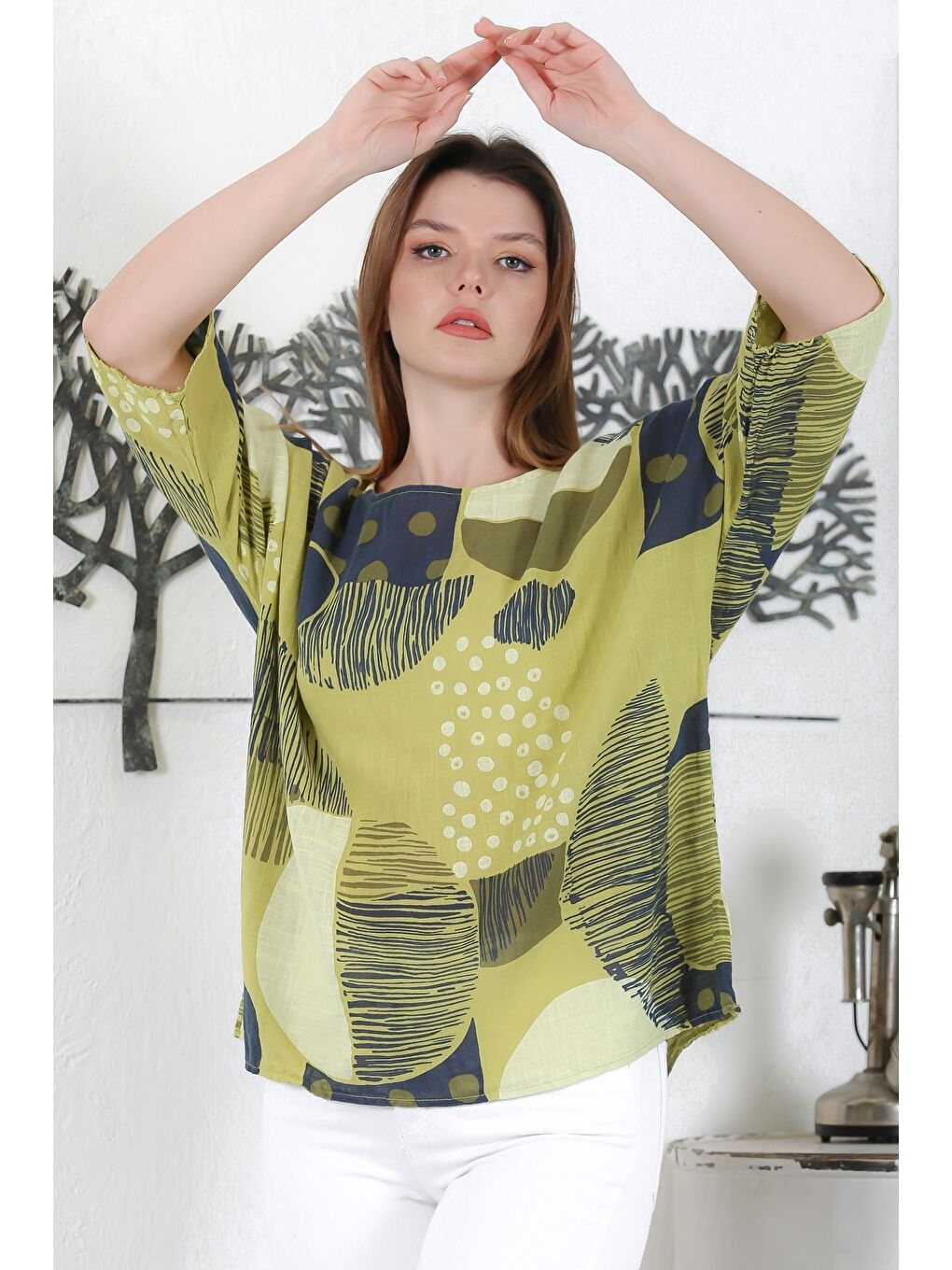 Sarı İtalyan Hardal Rengi Havuz Yaka 3/4 Kol Geometrik Desenli Casual Dokuma Bluz 65 63-4