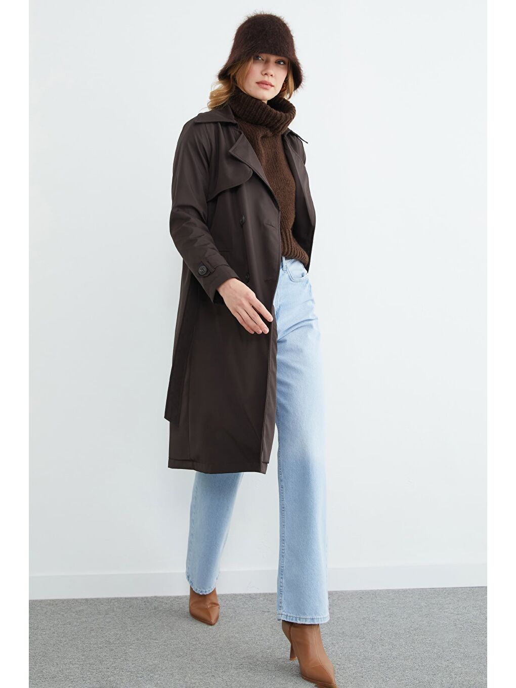 Kahverengi Kuşaklı Kruvaze Yaka Uzun Trençkot-2