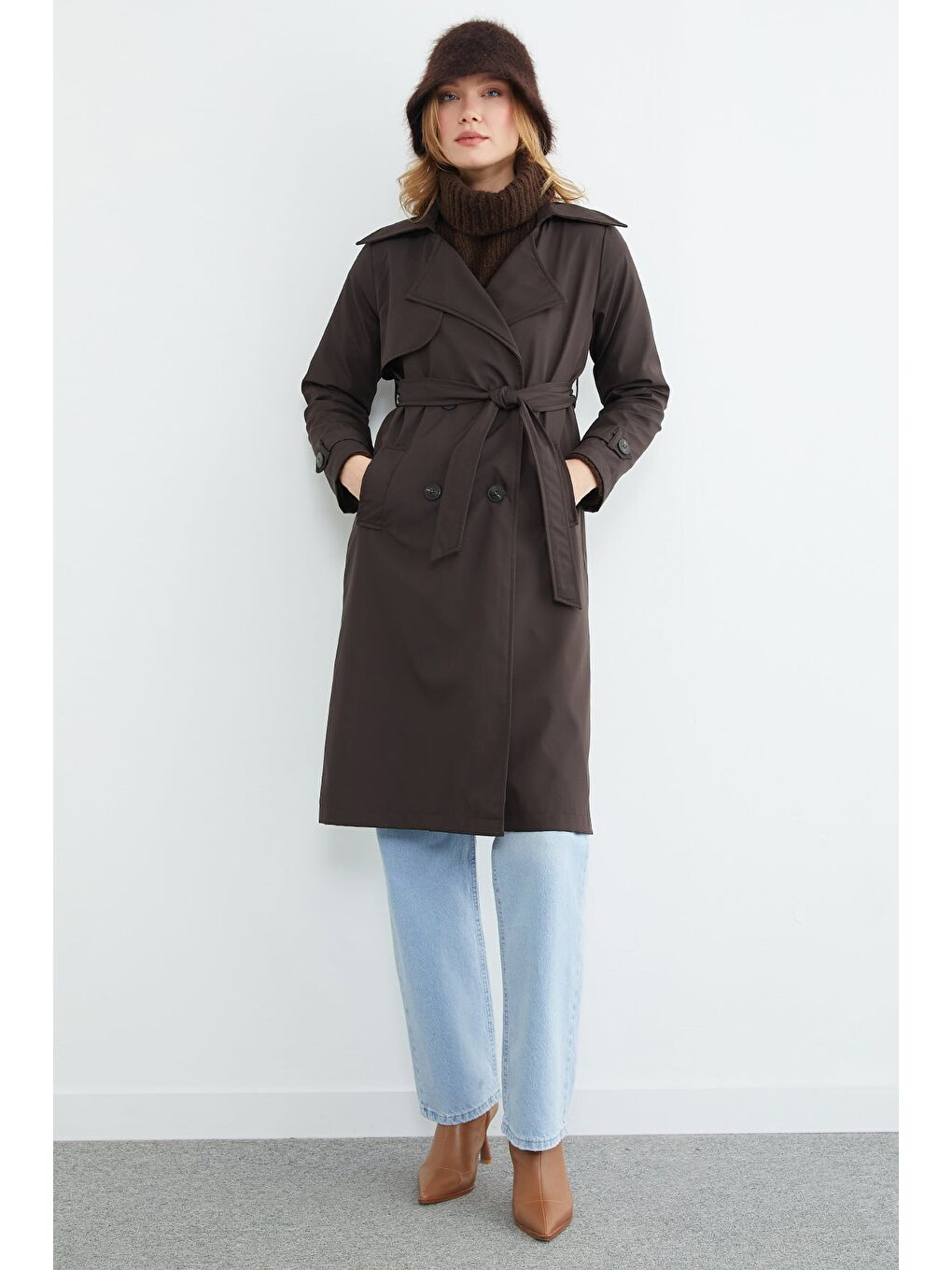 Kahverengi Kuşaklı Kruvaze Yaka Uzun Trençkot-3