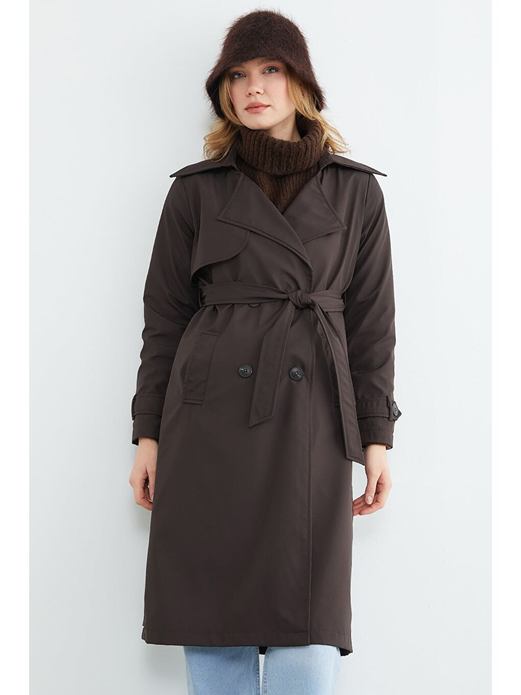 Kahverengi Kuşaklı Kruvaze Yaka Uzun Trençkot-4